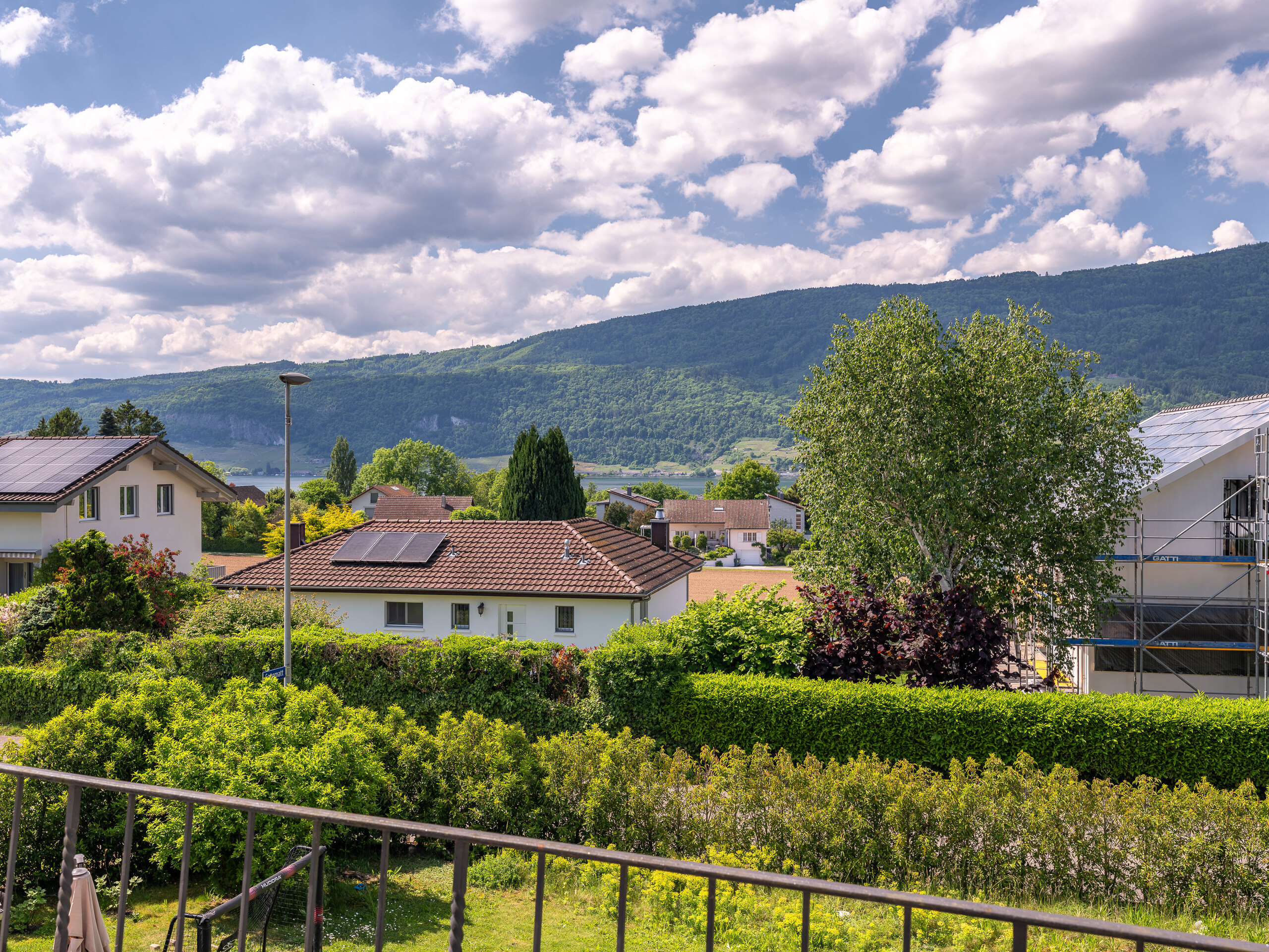 WEITSICHT AUF SEE UND JURA