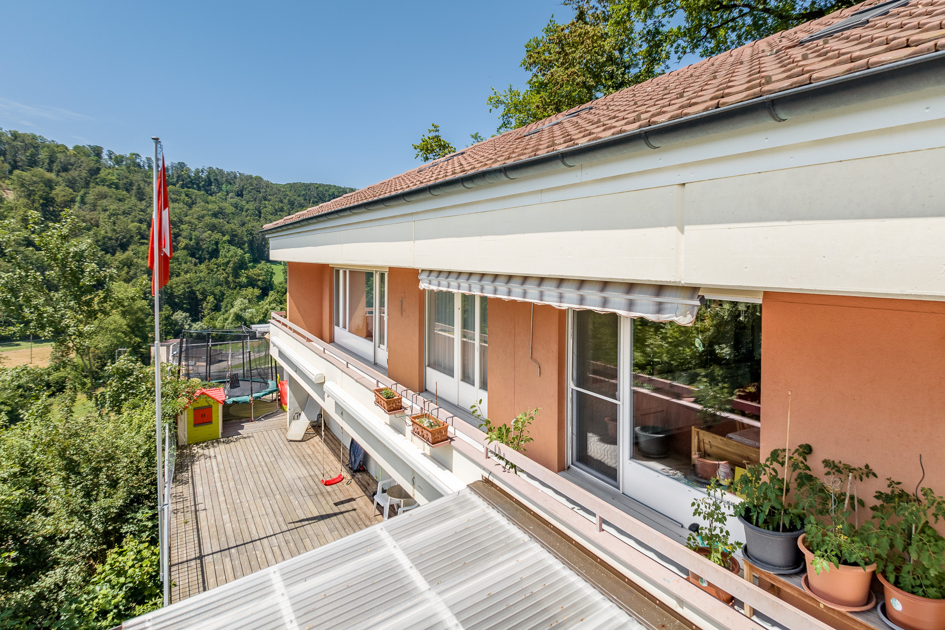 Sicht von oben auf die Terrasse im EG