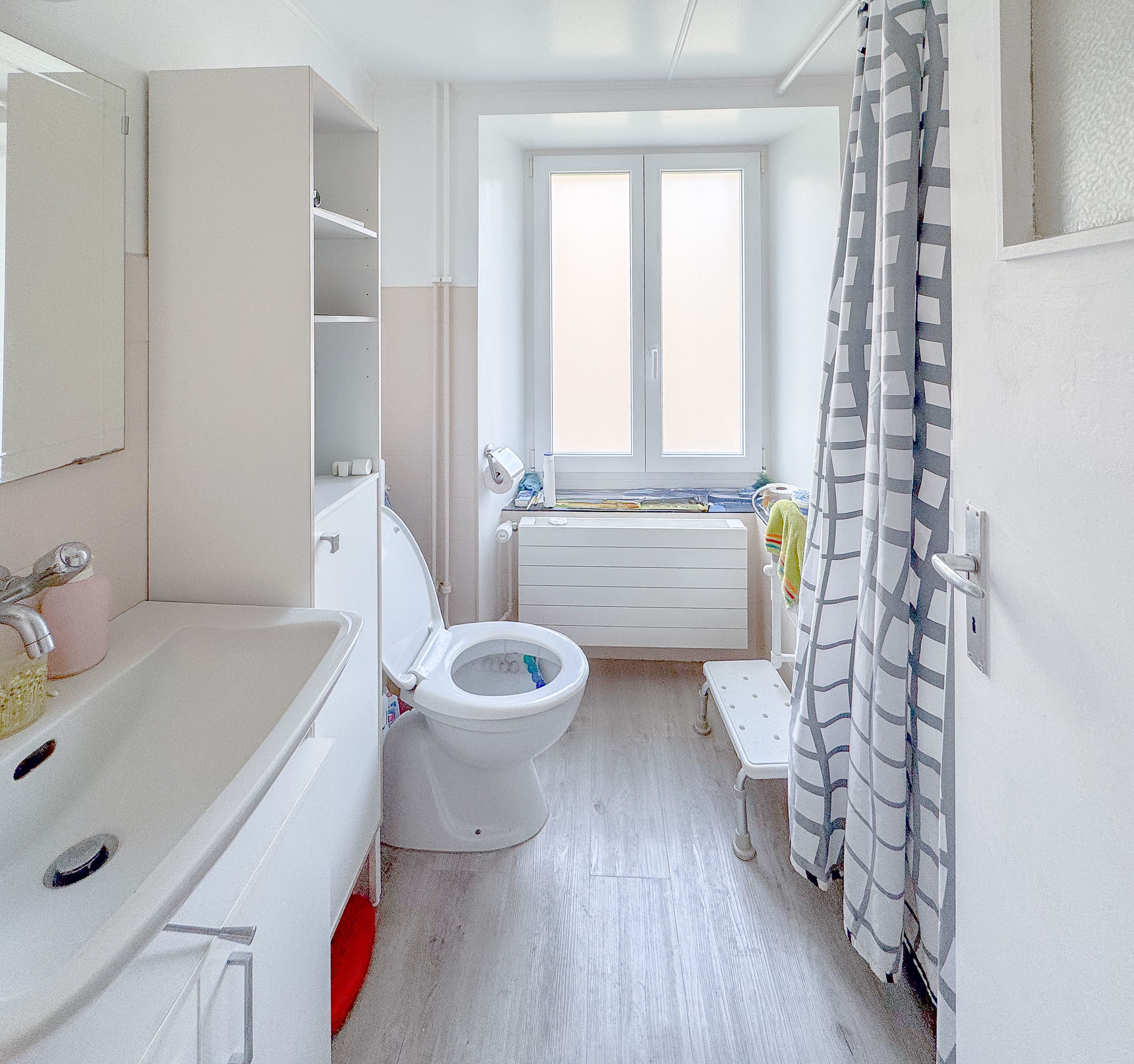 Appartement au 1er étage - salle d'eau  Appartement au 1er étage - salle d'eau