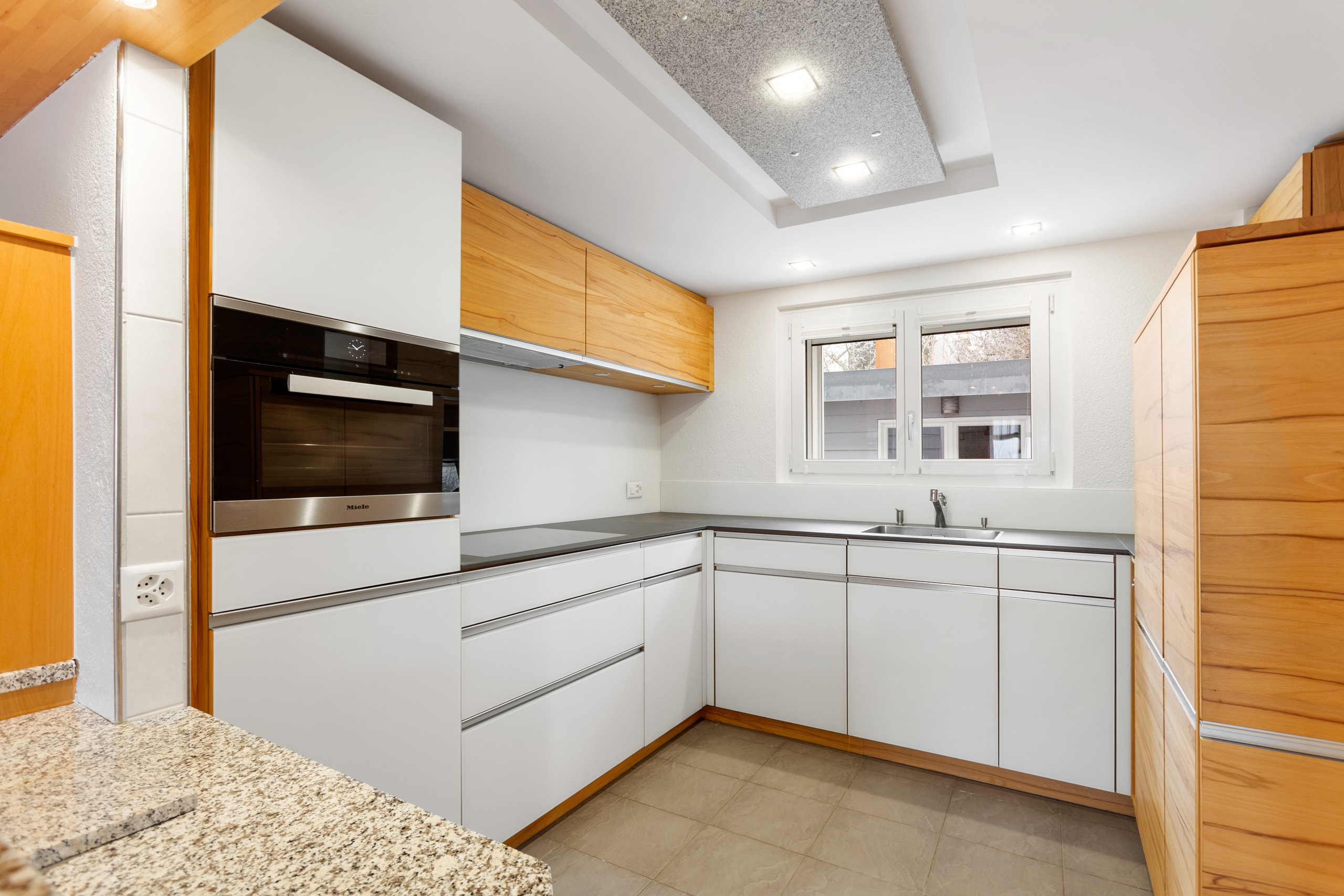 Moderne und grosszügige Küche.