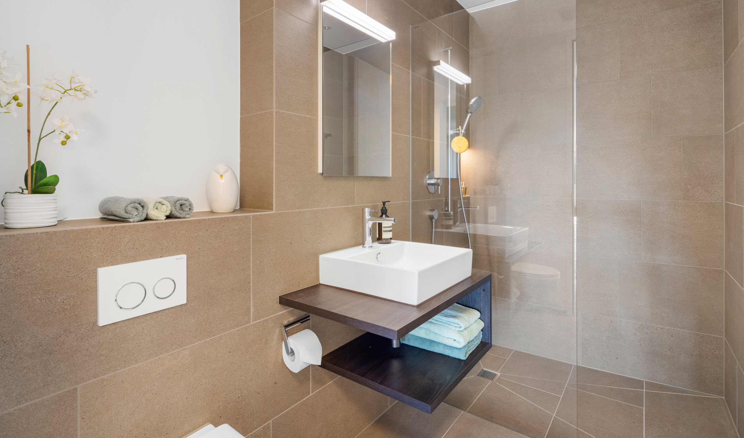 Das Gästebad besticht durch seine Grosszügigkeit und verfügt über eine begehbare Dusche.