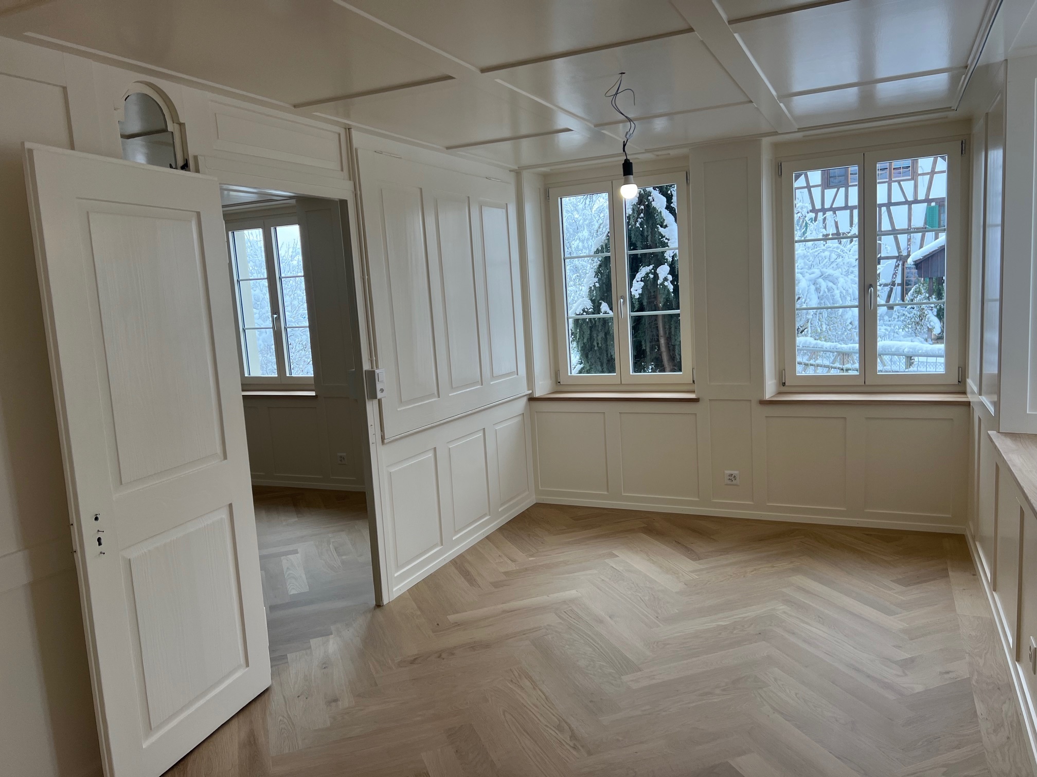 Esszimmer mit Durchgang zum Wohnzimmer