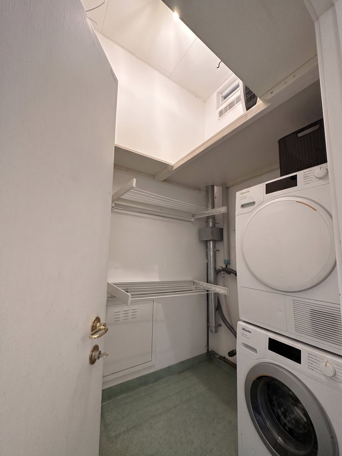 Espace buanderie équipé avec lave-linge et sèche-linge.
