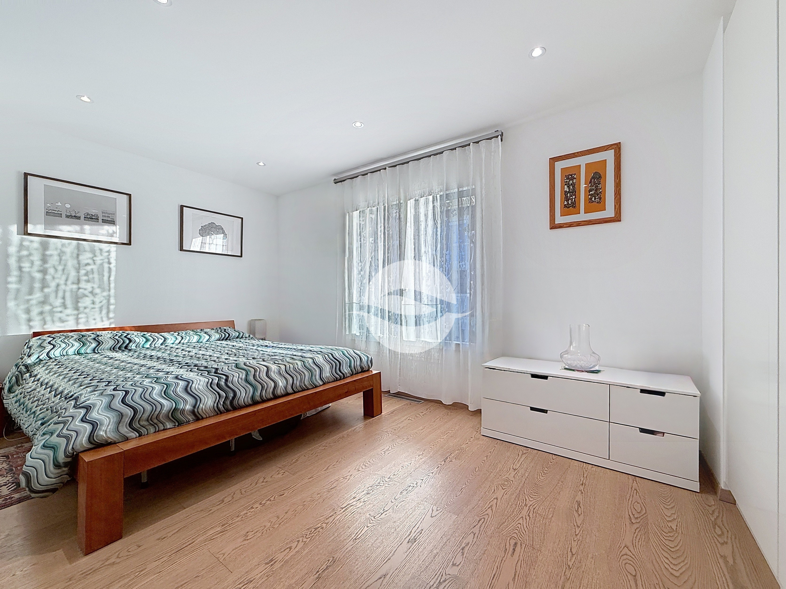 Chambre parentale avec armoires et salle de bains privée