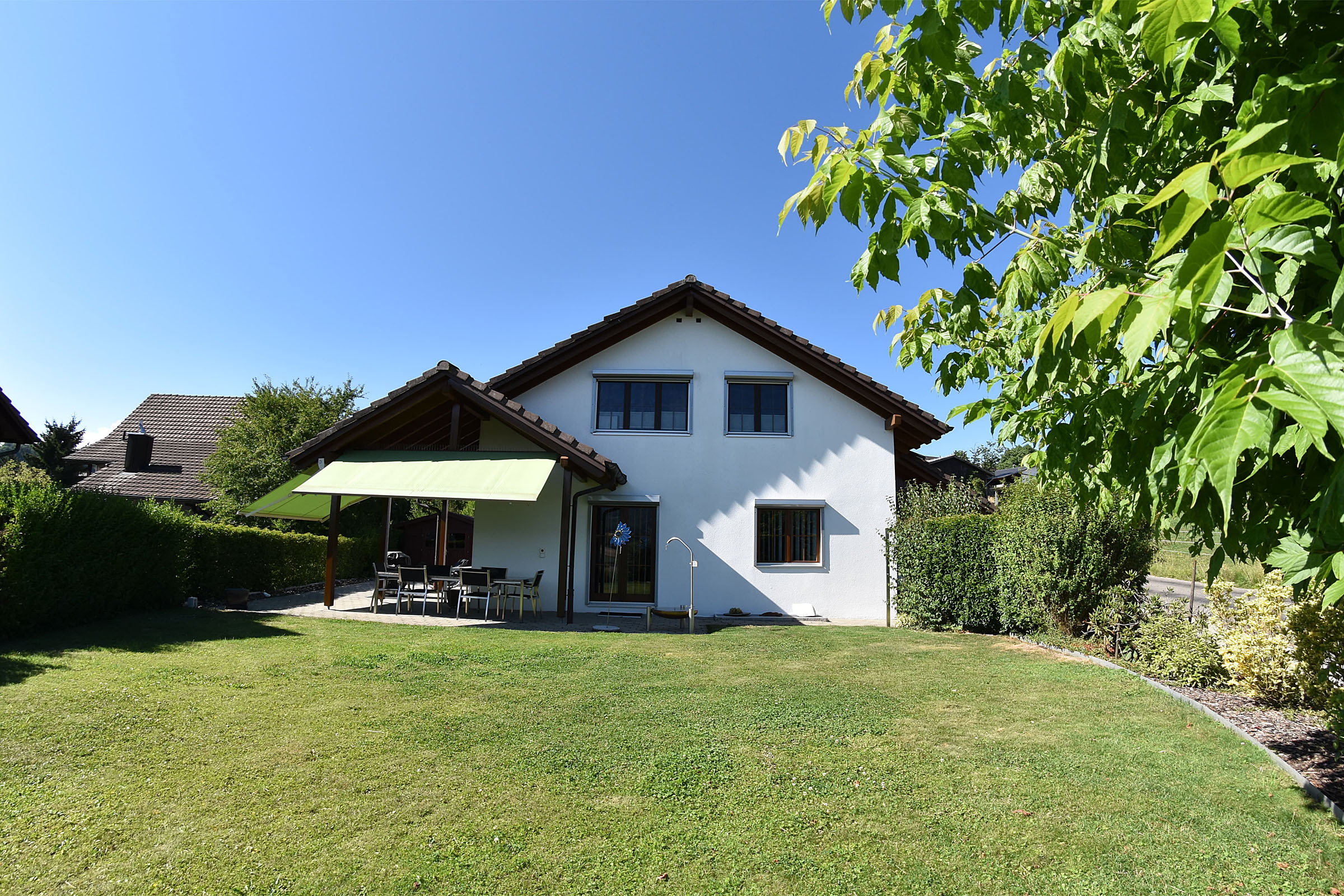 Süd-Fassade mit gepflegtem Garten Süd-Fassade mit gepflegtem Garten