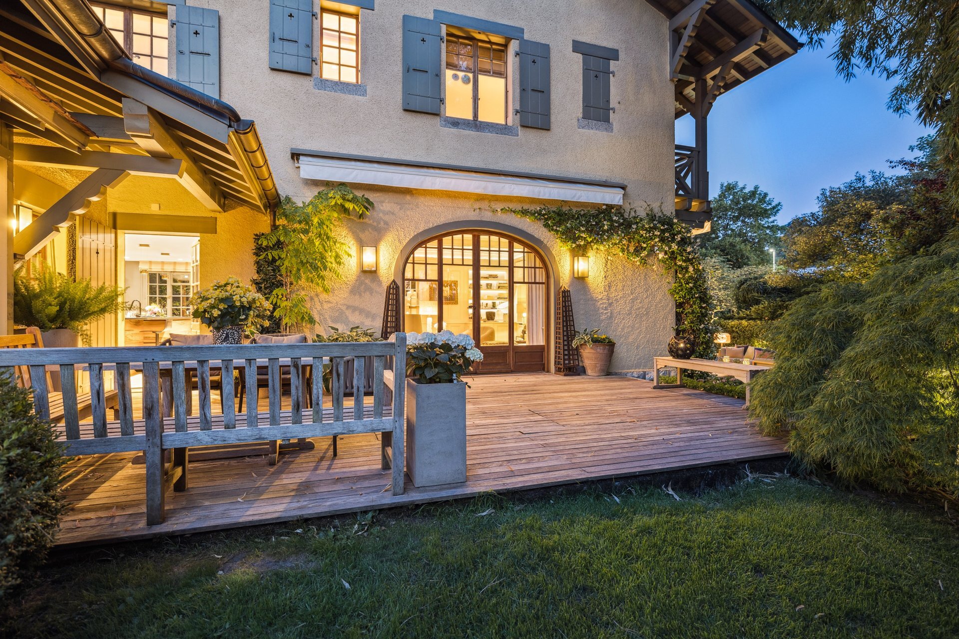 Hintere Terrasse, vom Wohn- und Esszimmer aus