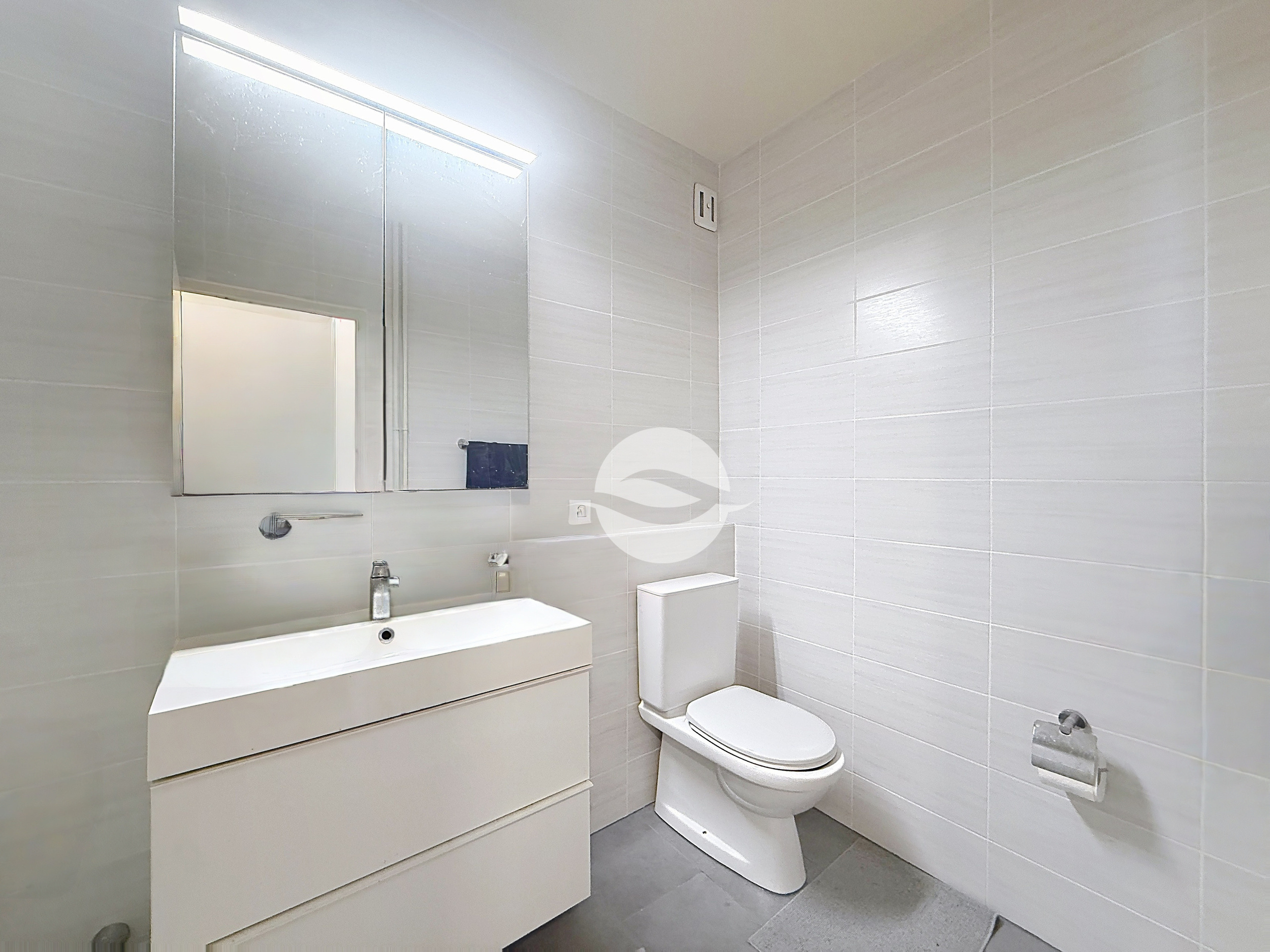 Salle de bains avec WC