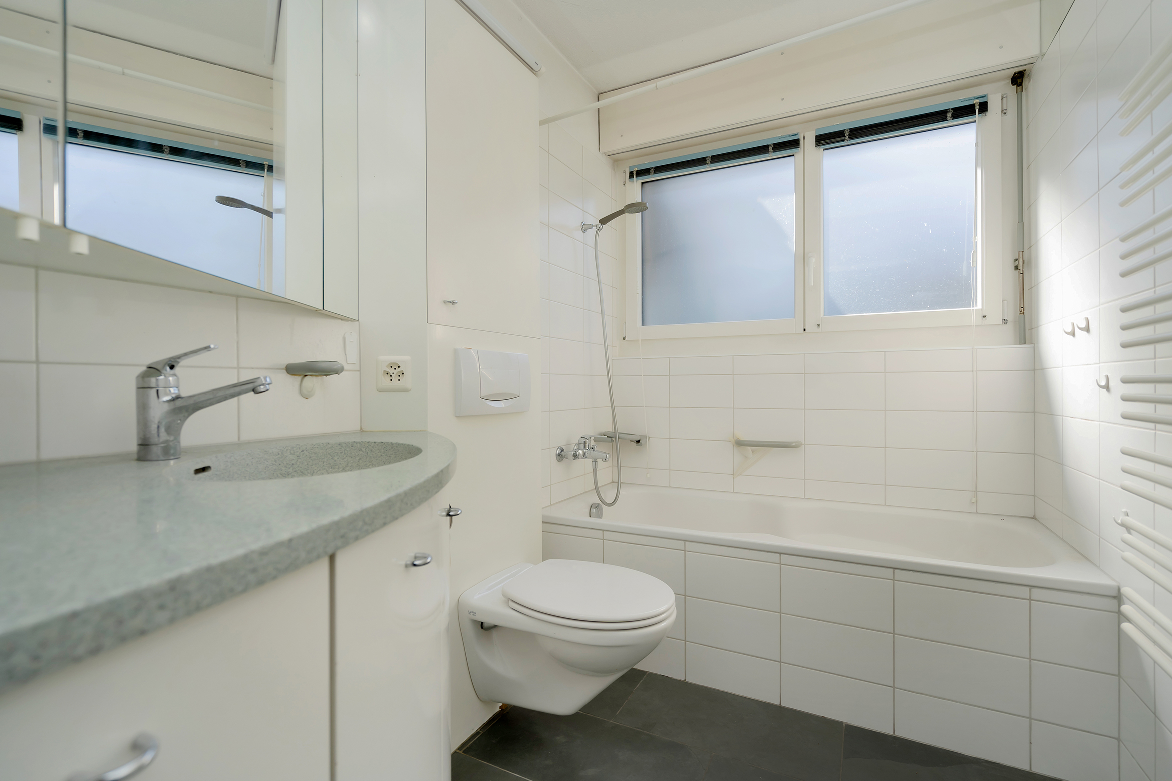 Nasszelle im Obergeschoss mit Badewanne / Dusche, Lavabo und Toilette