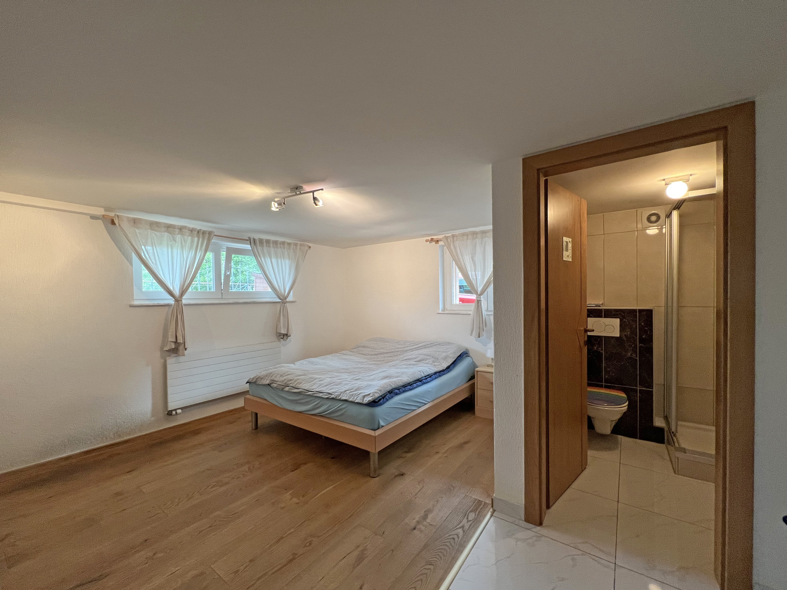 Chambre à coucher et salle de douche privative - rez inférieur