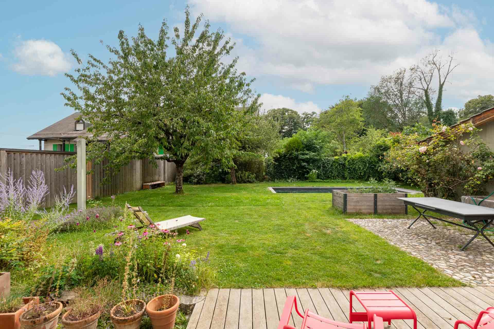 Grand jardin privatif avec diverses ambiances Grand jardin privatif avec diverses ambiances