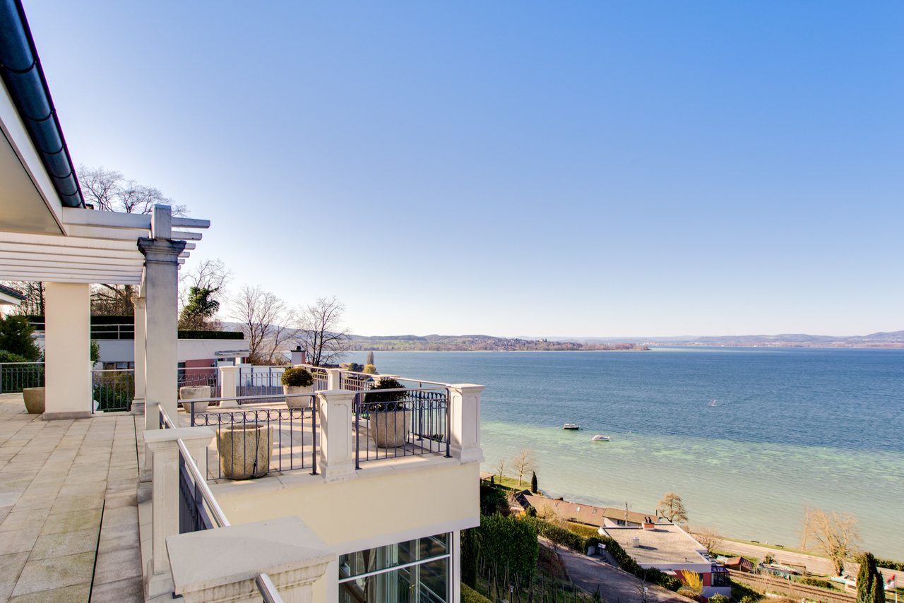 Weitläufige Aussenterrassen mit atemberaubender Seesicht. Weitläufige Aussenterrassen mit atemberaubender Seesicht.