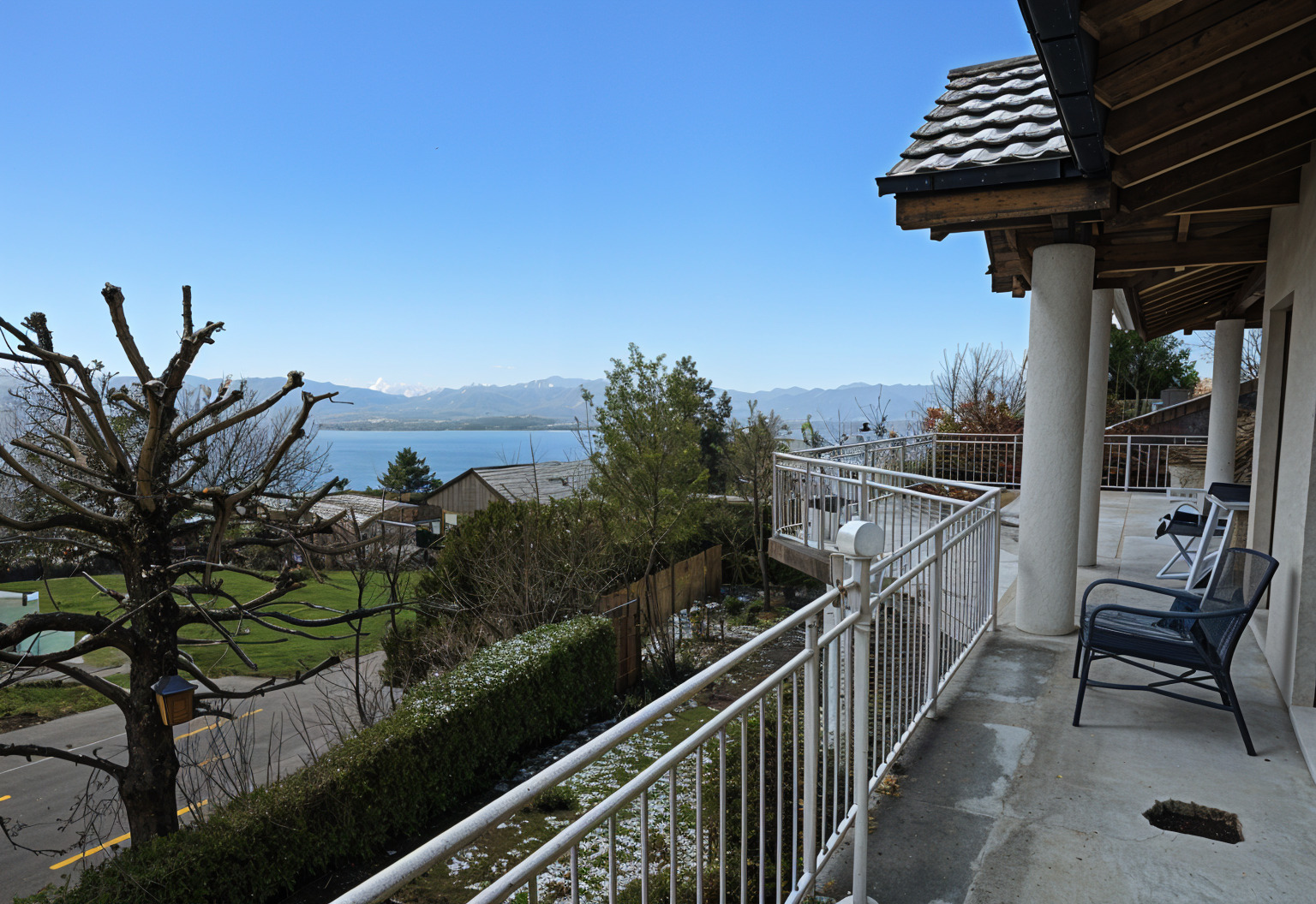 Terrasse mit Sicht auf den See