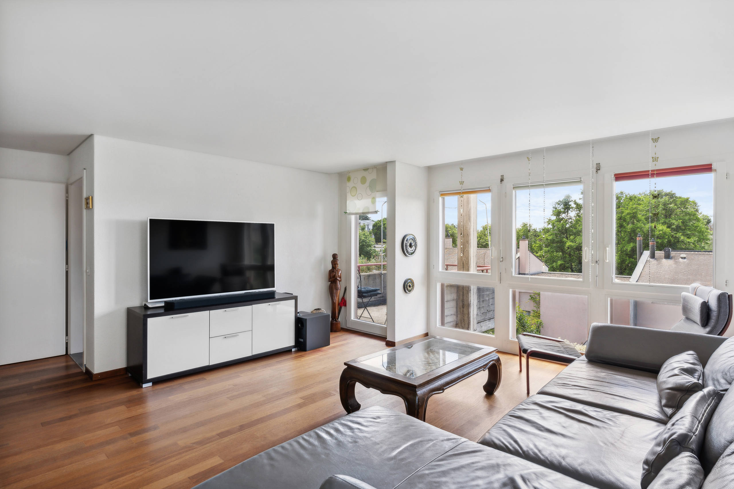 Wohnzimmer mit Zugang zum Balkon