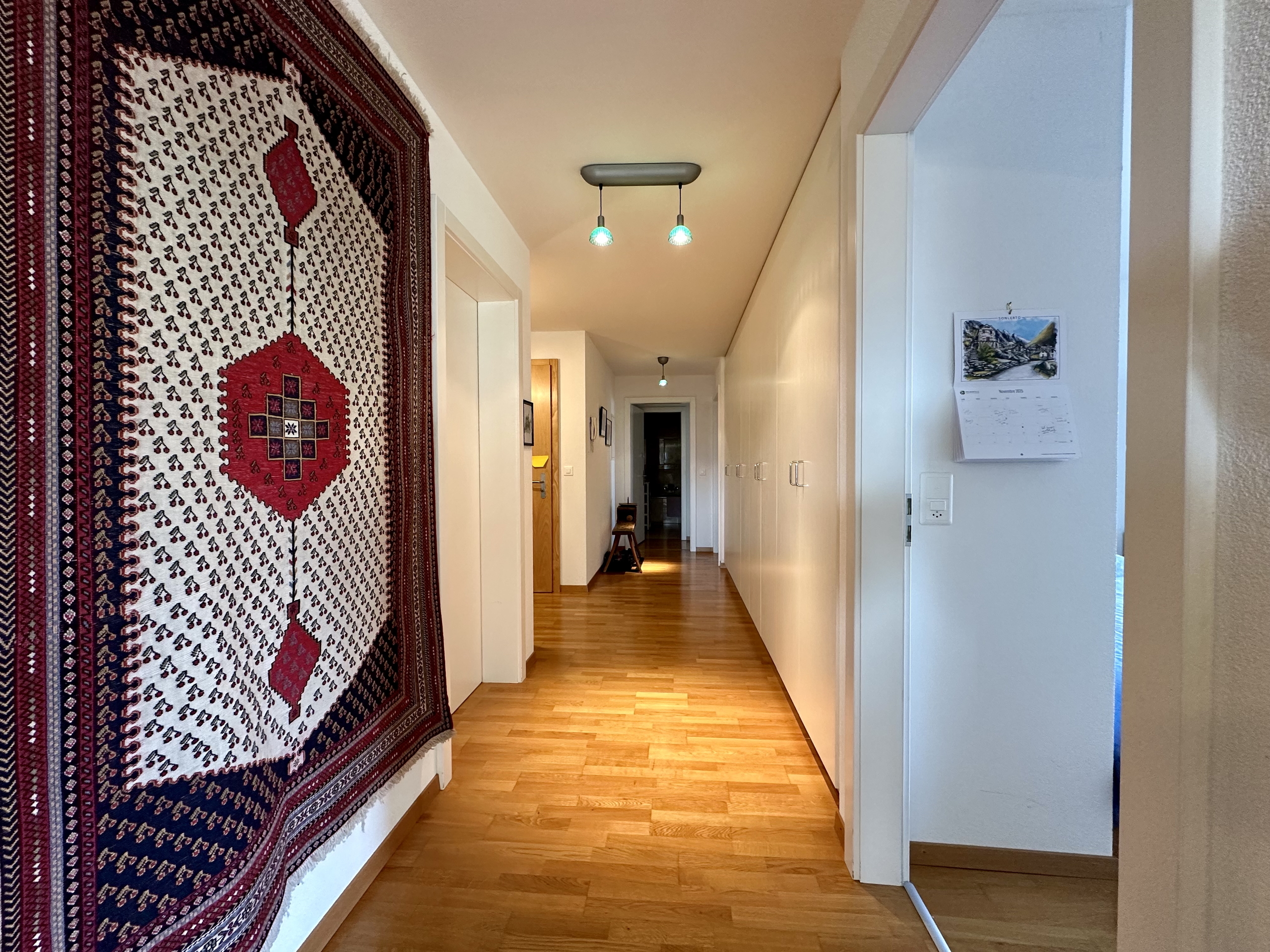 Hall avec armoires encastrées