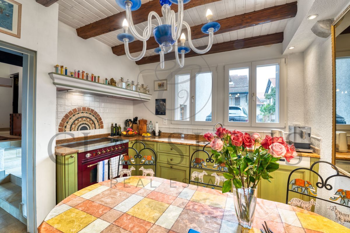 Cuisine avec plan de travail en bois et carrelage décoratif. Cuisine avec plan de travail en bois et carrelage décoratif.
