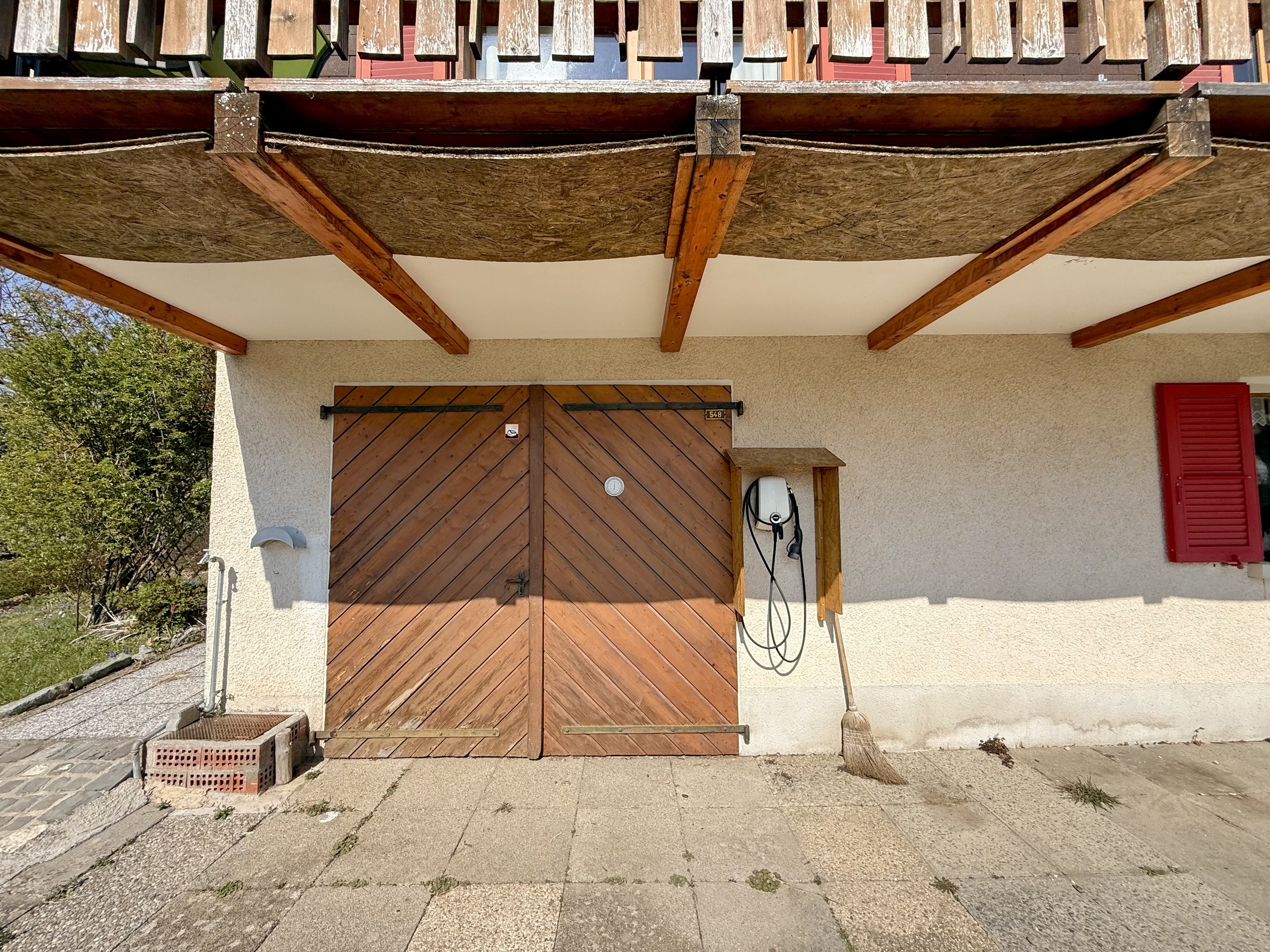 Garage avec borne de recharge (avec panneaux solaires photovoltaïques