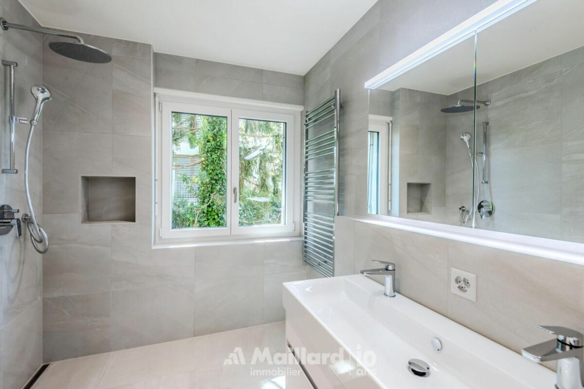 Salle de bain avec baignoire, douche, double vasque Salle de bain avec baignoire, douche, double vasque
