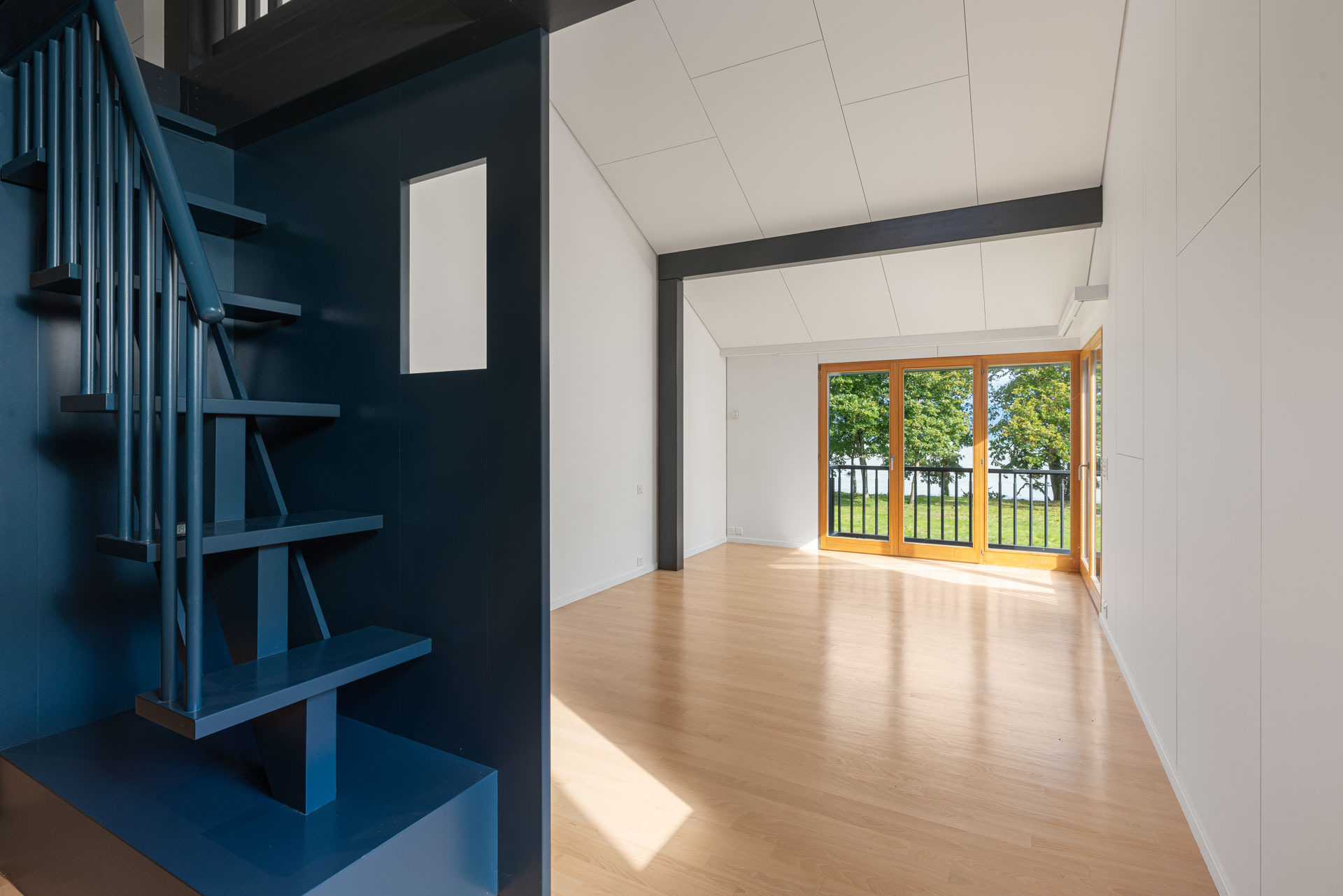 Chambre à coucher avec dressing, salle de bains en suite et accès combles