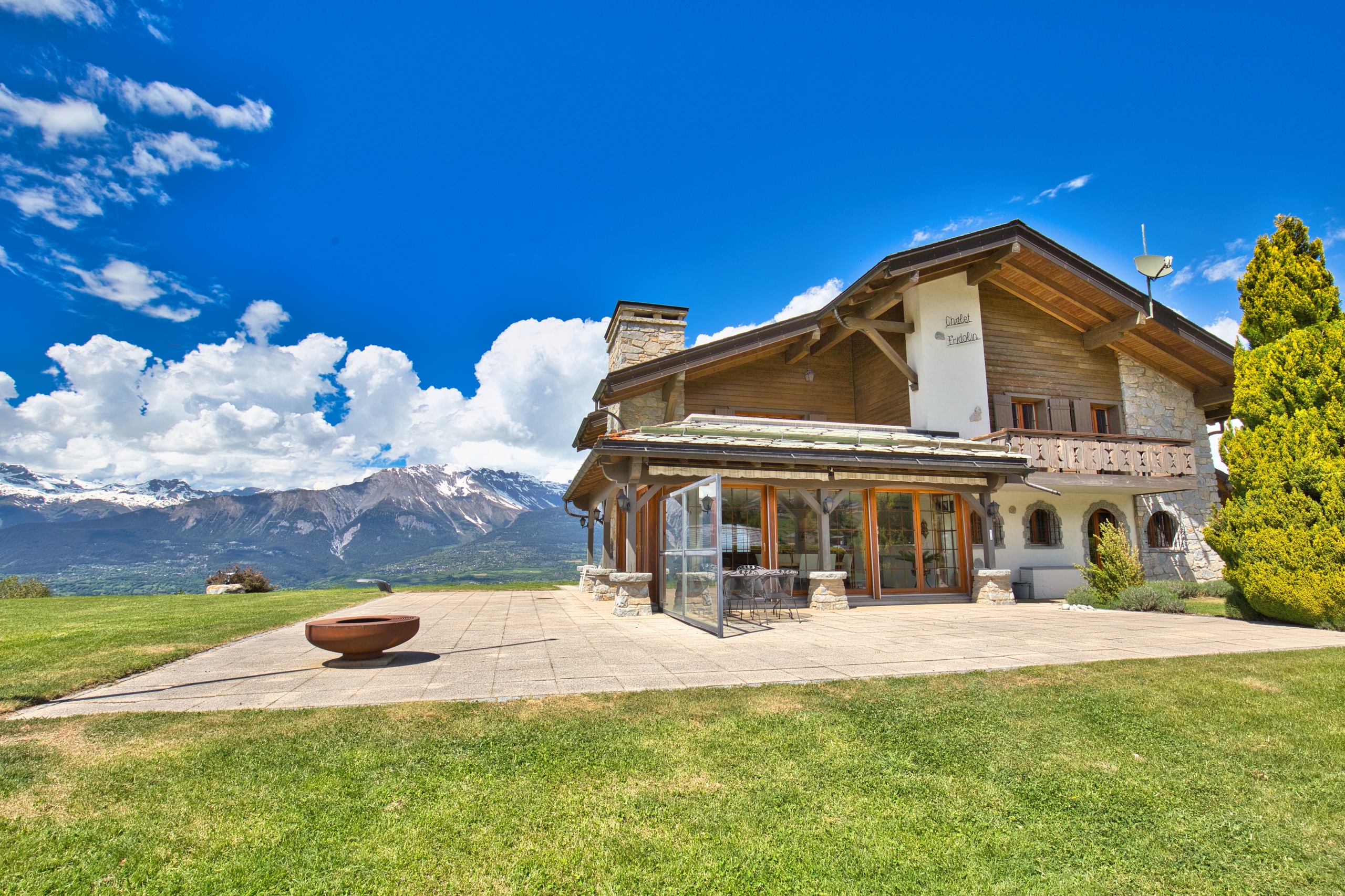 une maison avec une grande pelouse devant elle une maison avec une grande pelouse devant elle
