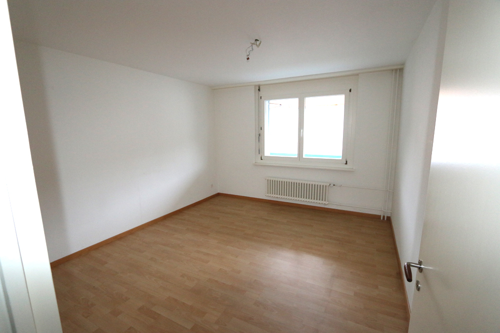 Gut geschnittene Zimmer mit Laminatboden.