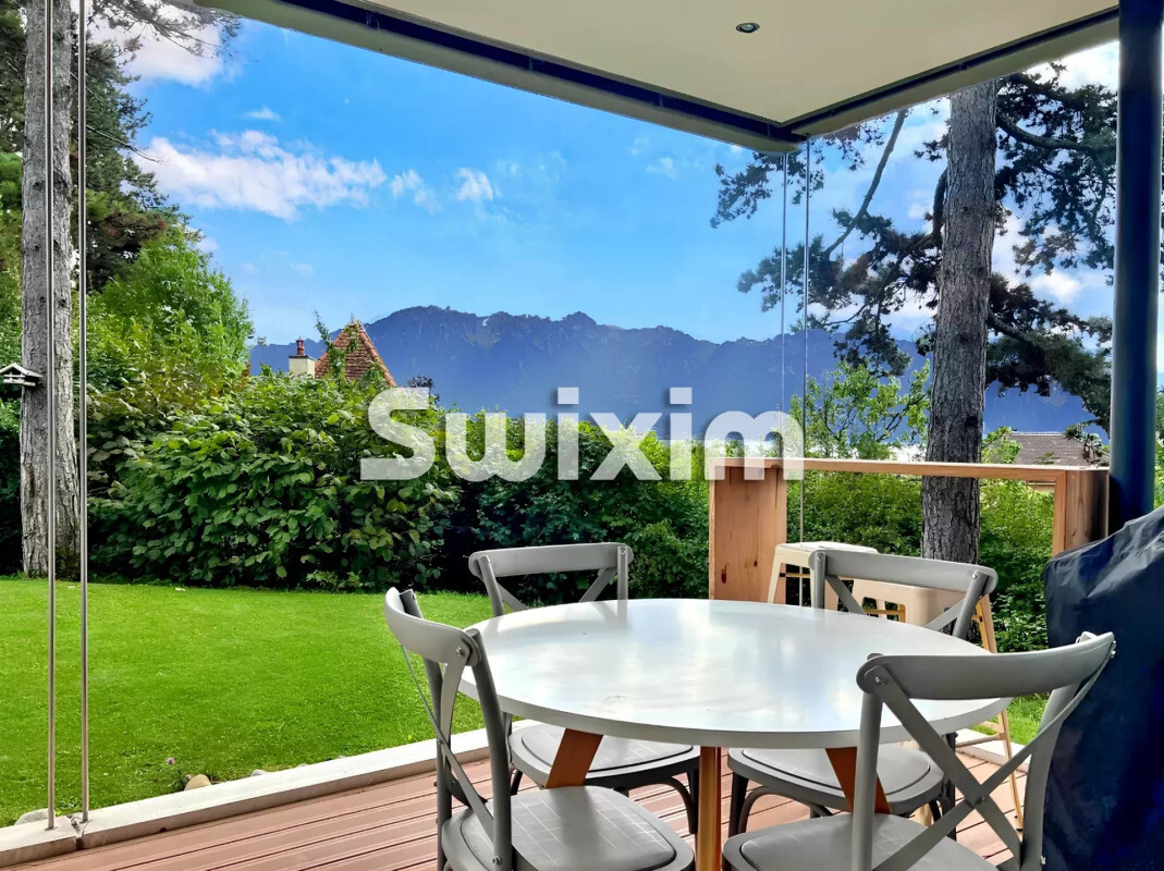 Terrasse avec vue sur les montagnes et jardin verdoyant. Terrasse avec vue sur les montagnes et jardin verdoyant.