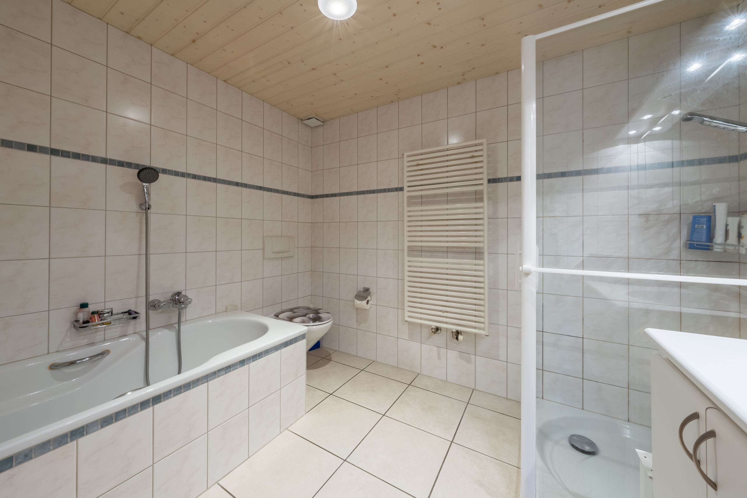 Badezimmer der Erdgeschosswohnung Badezimmer der Erdgeschosswohnung