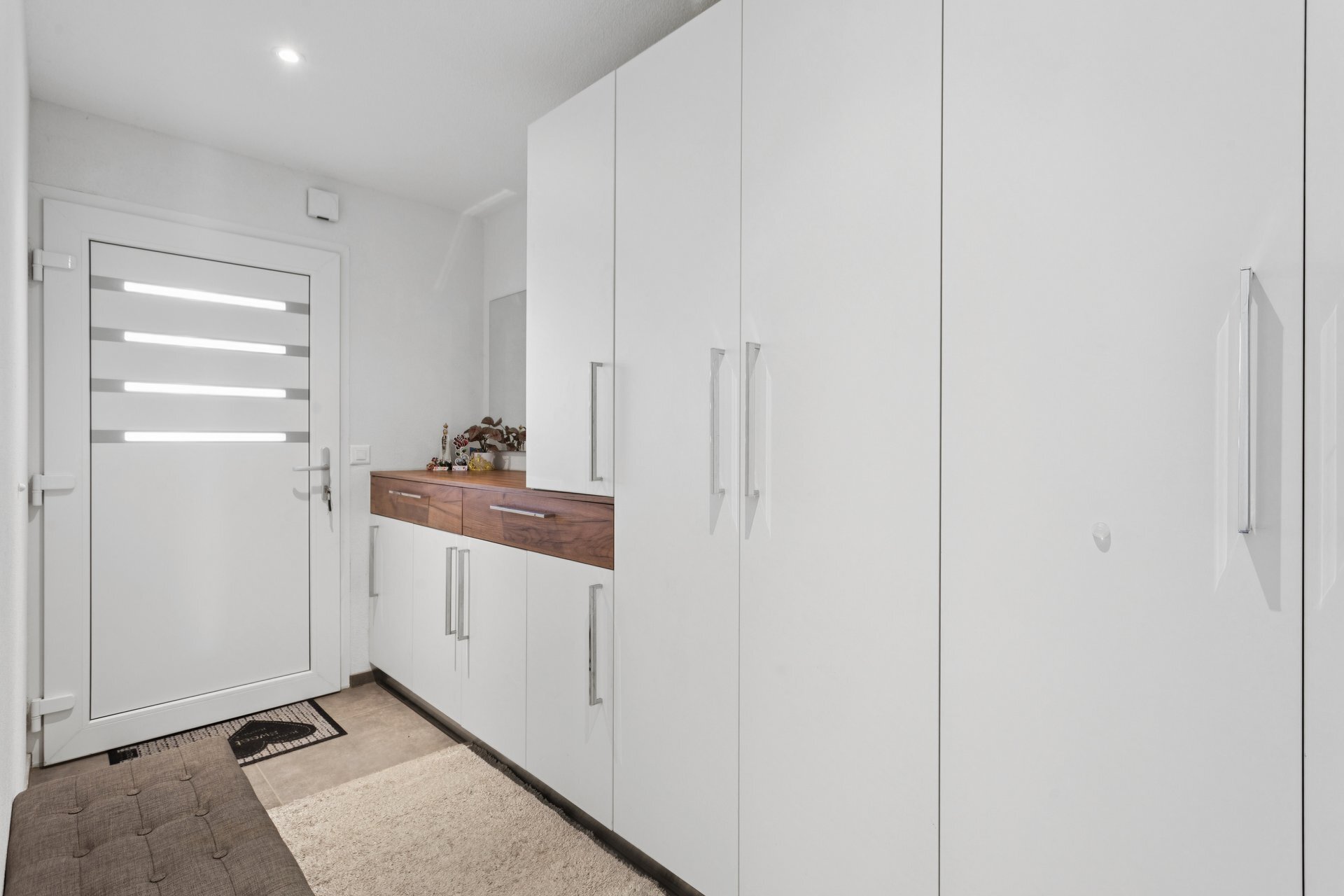 Hall d'entrée avec armoires encastrées