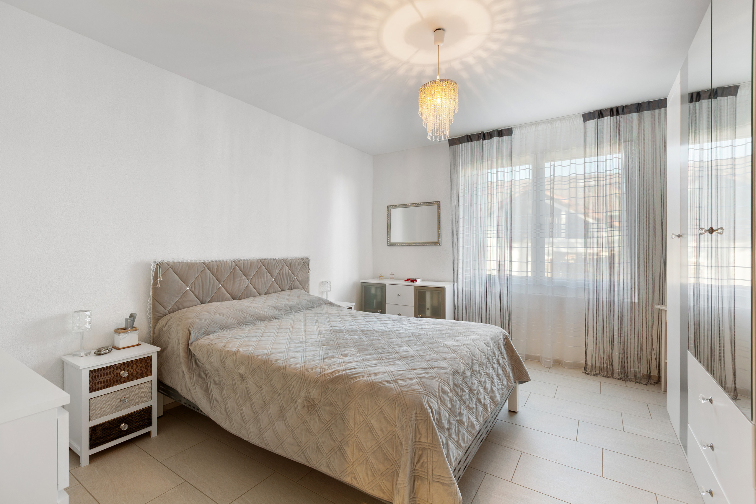 Die gepflegten und gut geschnittenen Zimmer lassen sich flexibel nutzen – ob als Schlafzimmer, Kinderzimmer oder ruhiges Home-Office. 