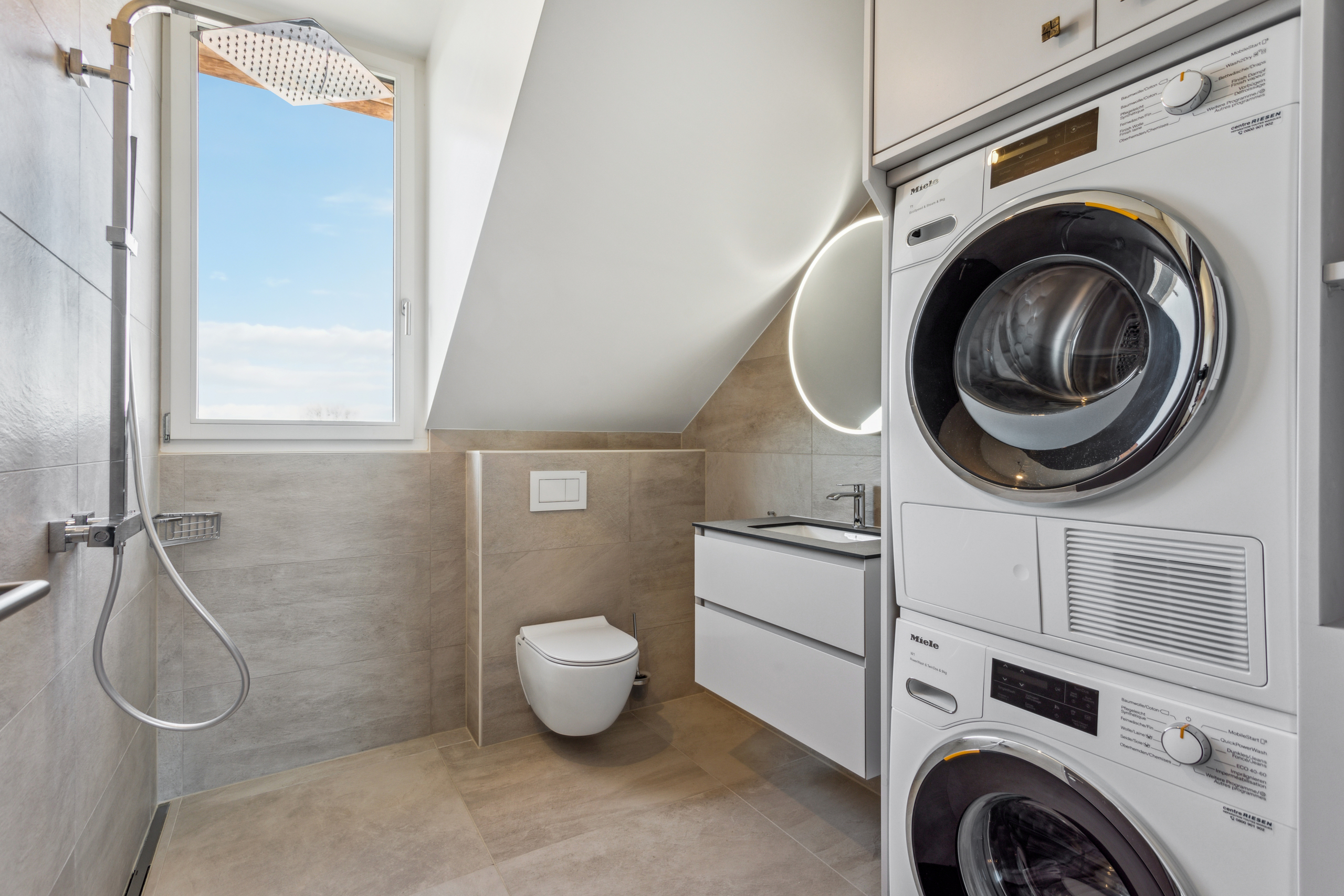 Duschraum mit Waschsäule