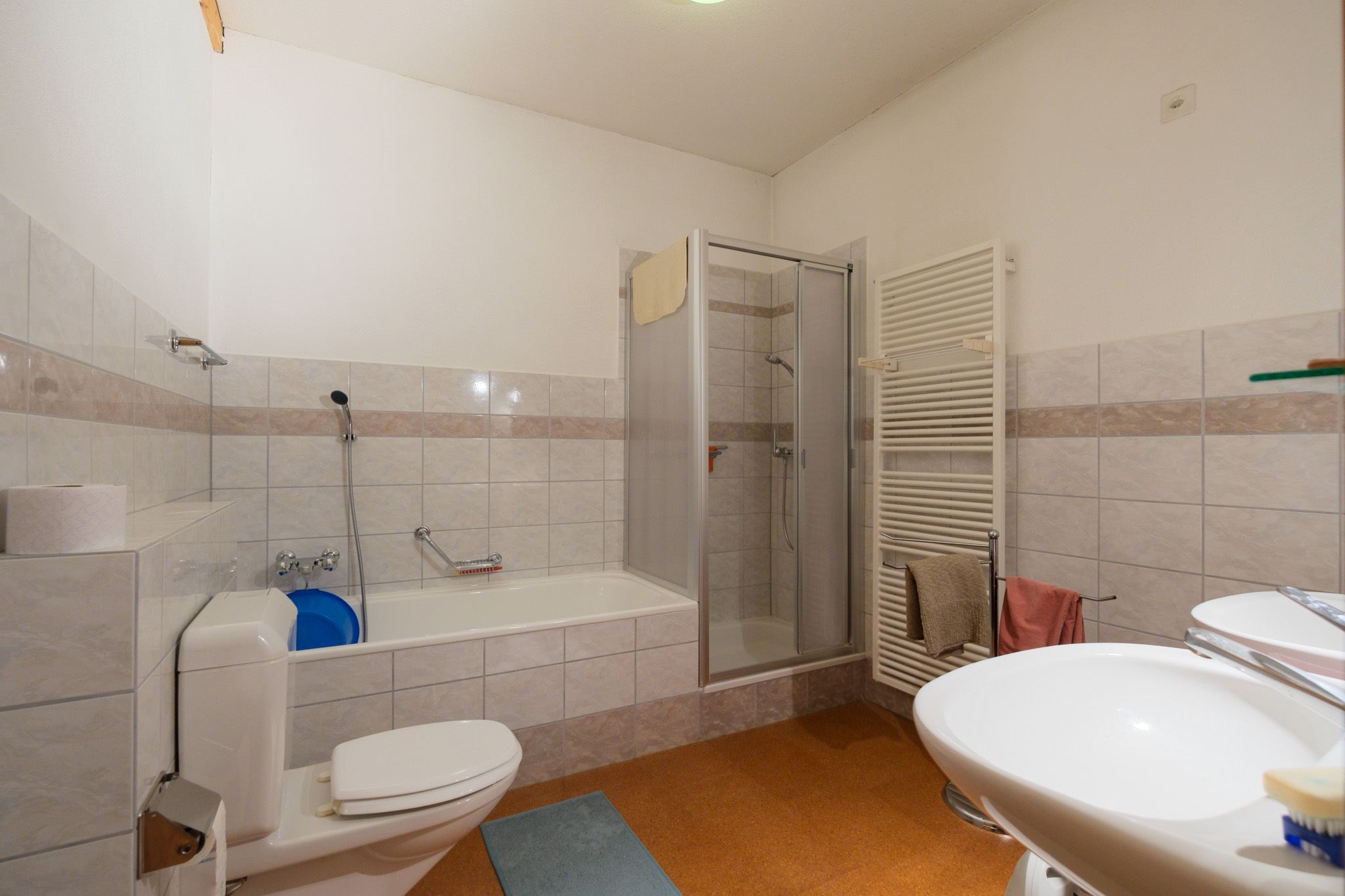 Bad mit Dusche und Badewanne DG