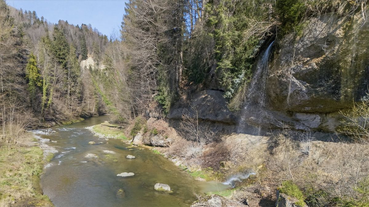 Ein ruhiger Fluss, der Necker, mit beruhigendem Wasserfall.