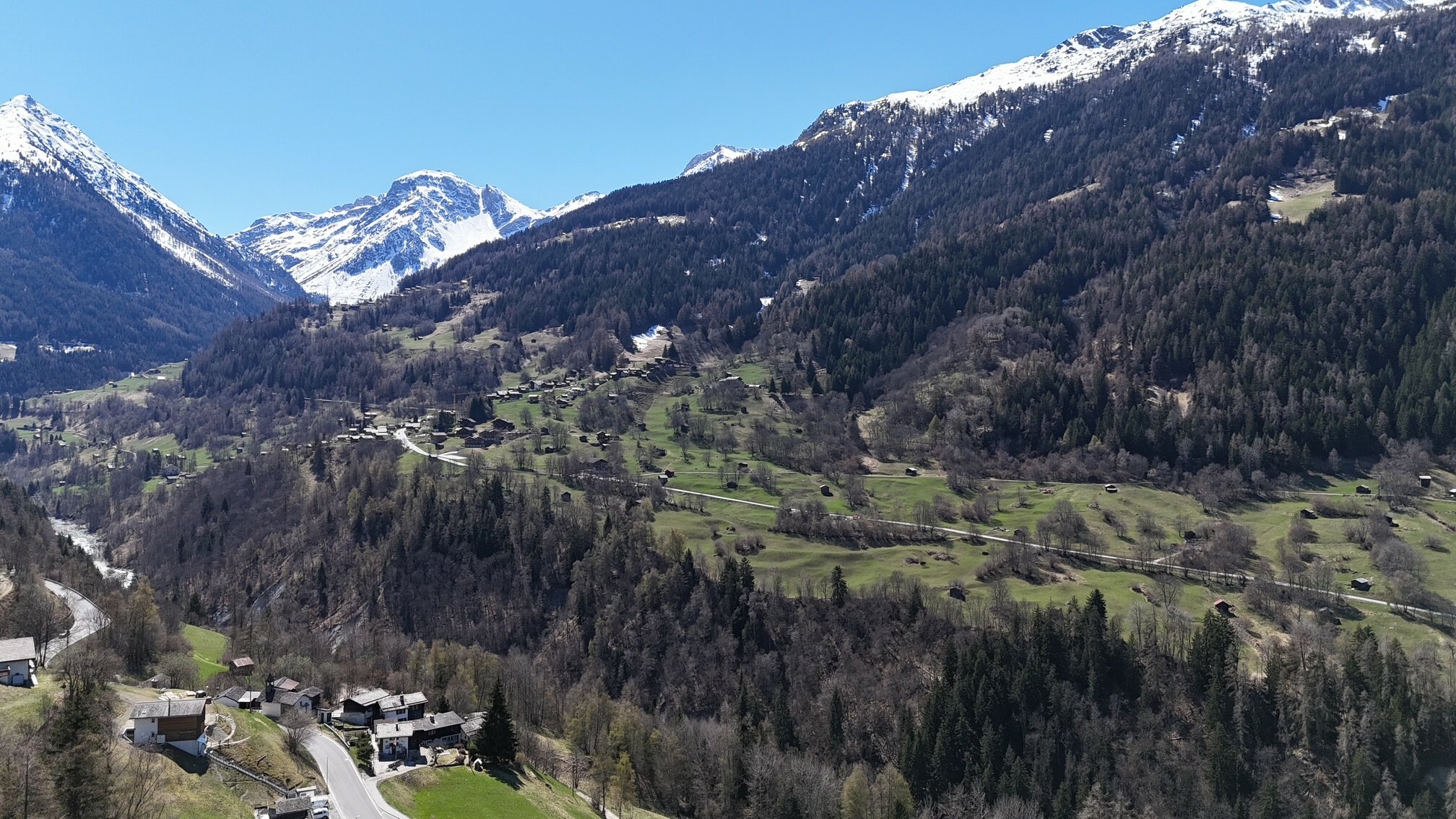 Vue dégagée et imprenable sur les montagnes Vue dégagée et imprenable sur les montagnes