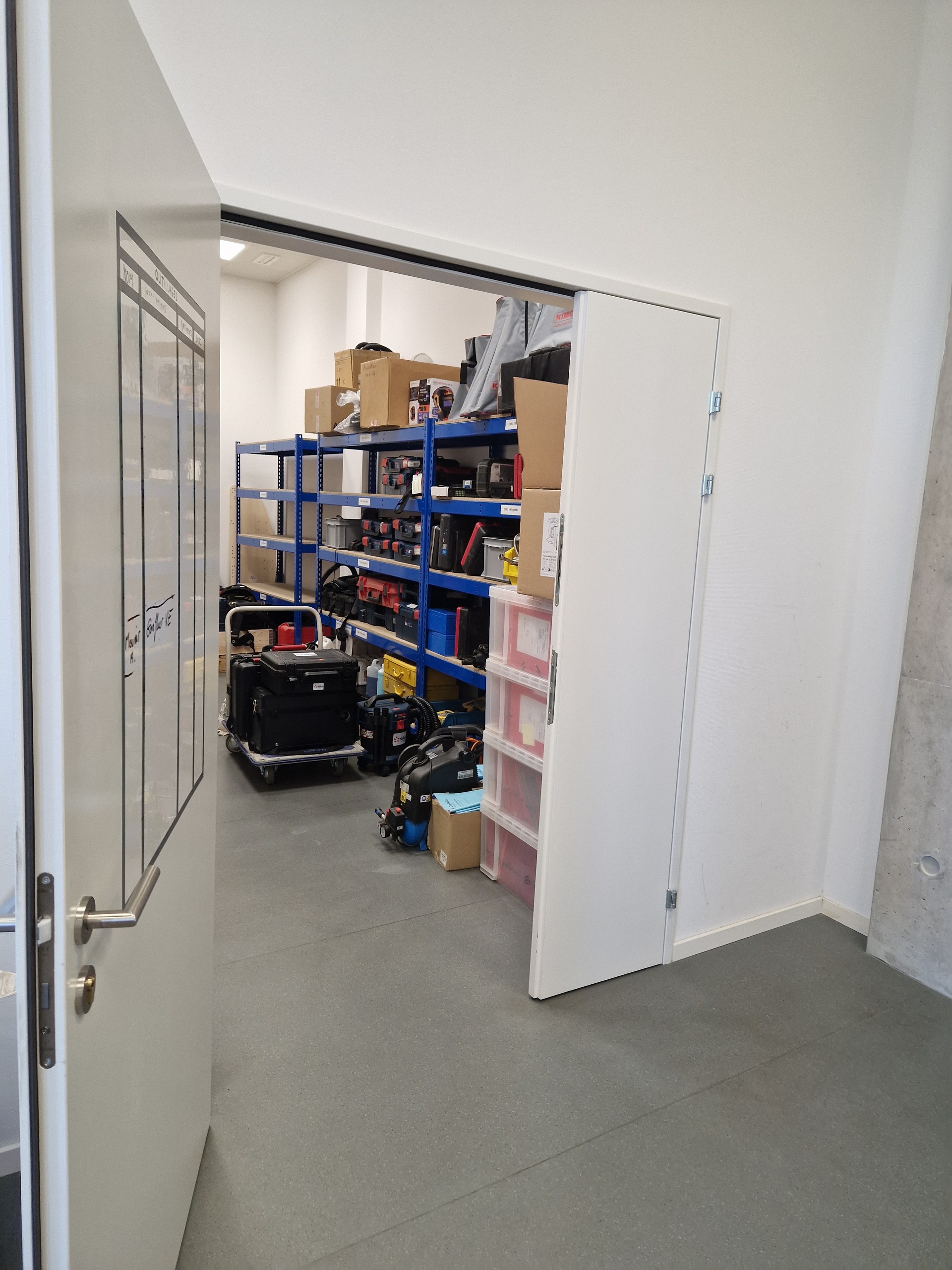 Espace de stockage attenant aux bureaux