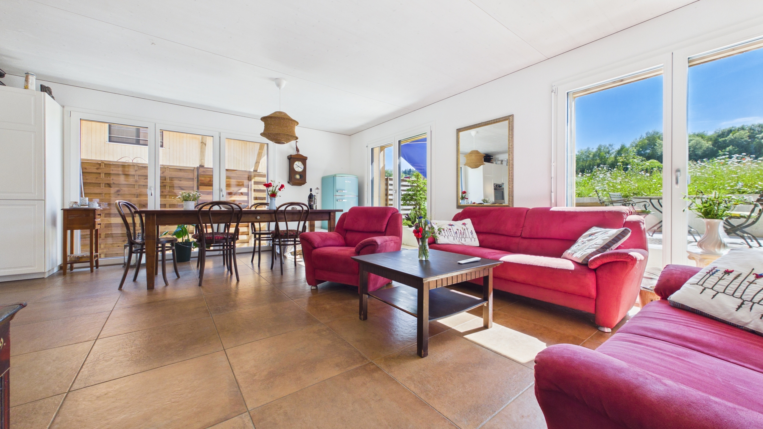 Ess- Wohnbereich mit Ausgang auf die Terrasse und den Blumengarten Ess- Wohnbereich mit Ausgang auf die Terrasse und den Blumengarten