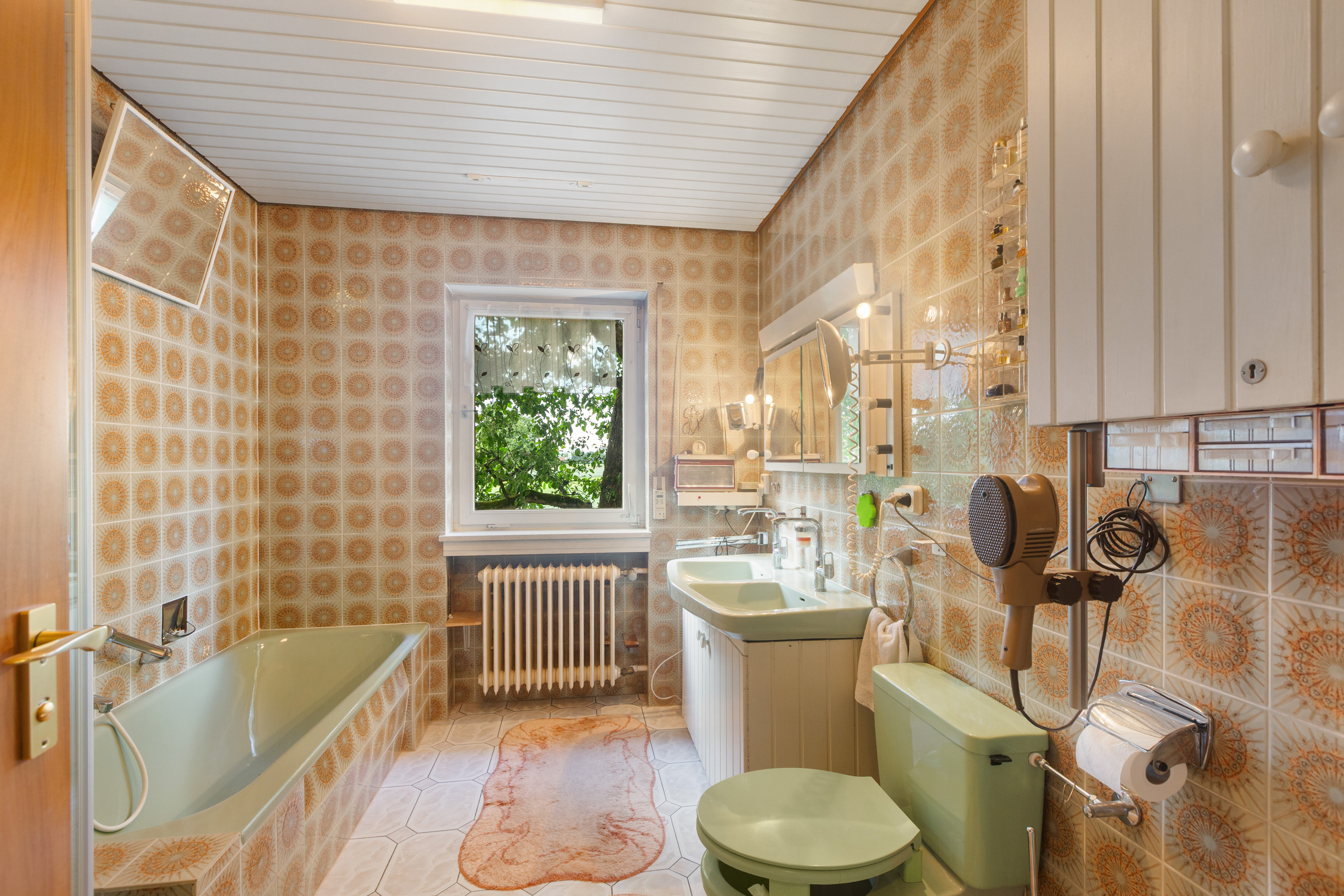 Tageslichtbad mit Badewanne und Dusche. Tageslichtbad mit Badewanne und Dusche.