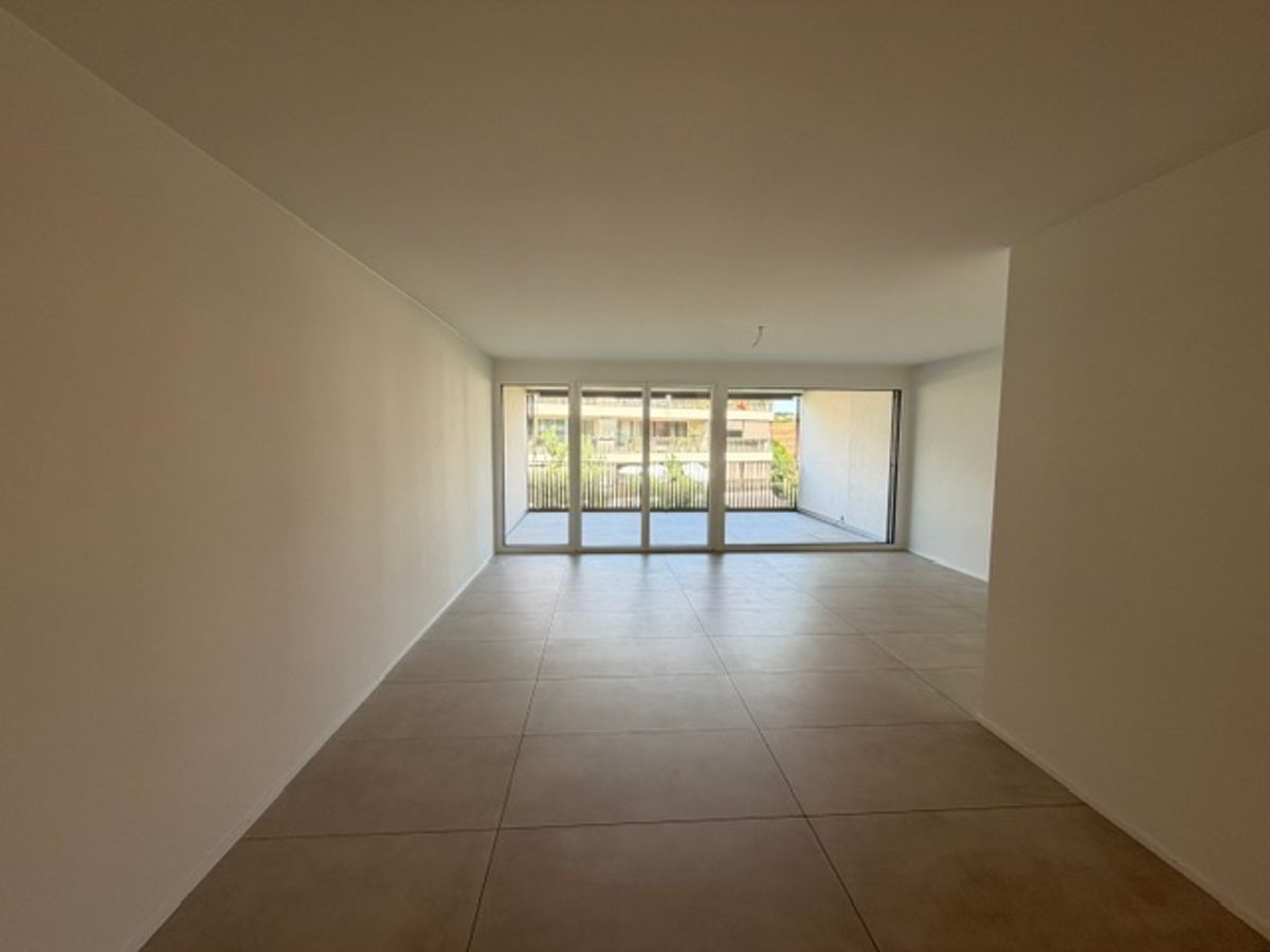 Geräumiges Wohnzimmer mit grossen Fenstern und Balkonzugang. Geräumiges Wohnzimmer mit grossen Fenstern und Balkonzugang.