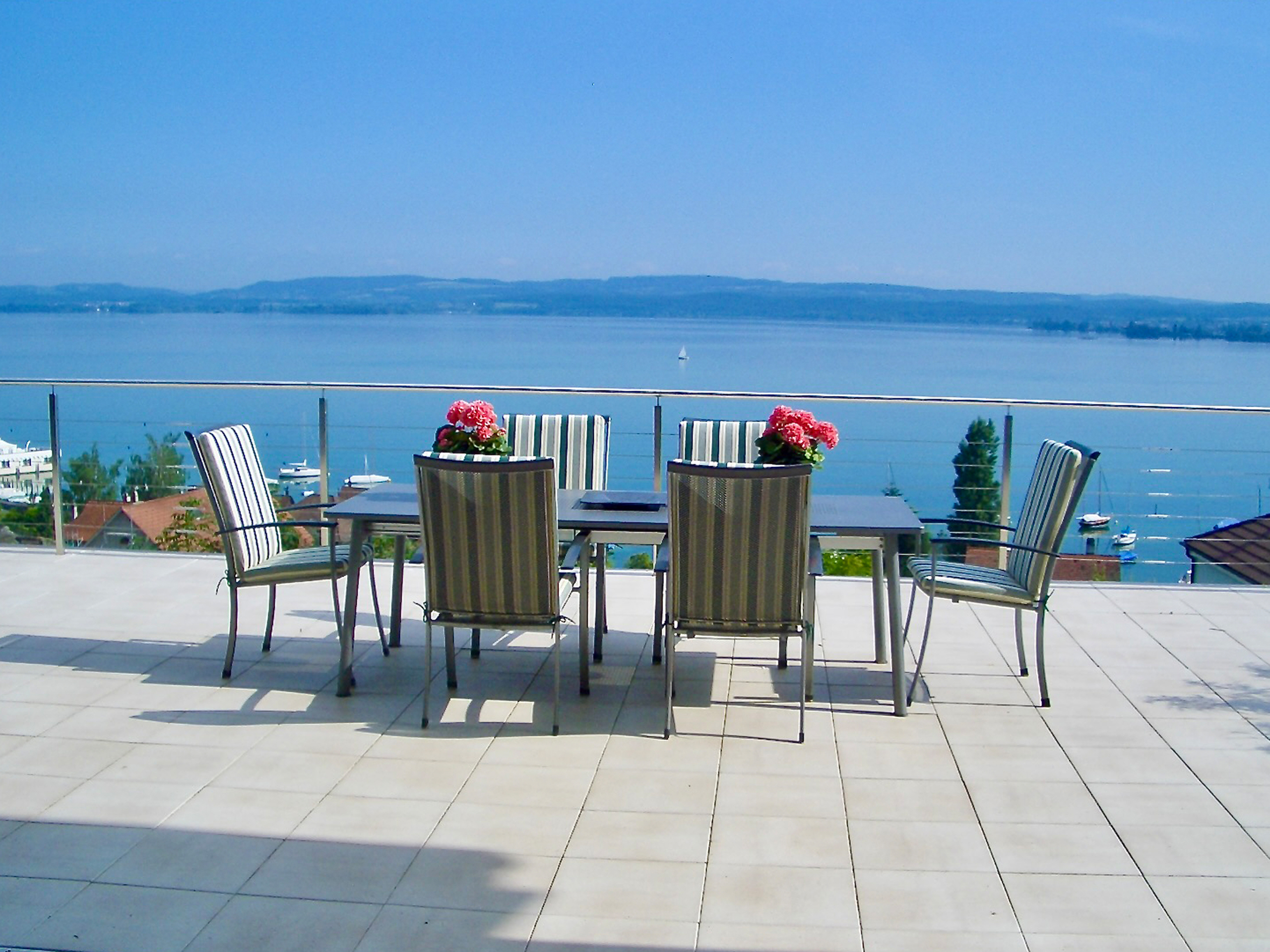 Geniessen Sie die Sonne und die unverbaubare Seesicht. Geniessen Sie die Sonne und die unverbaubare Seesicht.