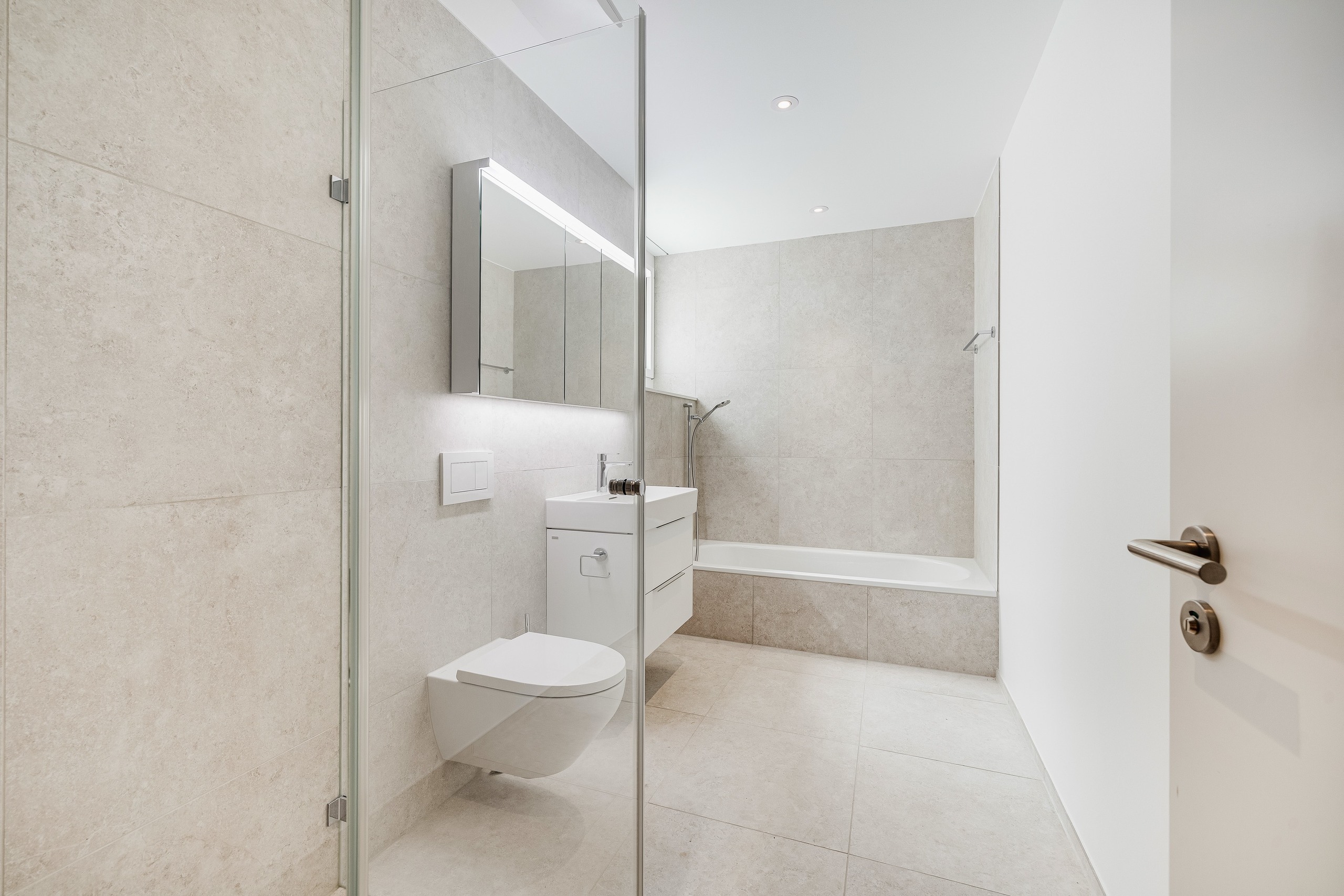 Badezimmer mit Badewanne & Dusche Badezimmer mit Badewanne & Dusche