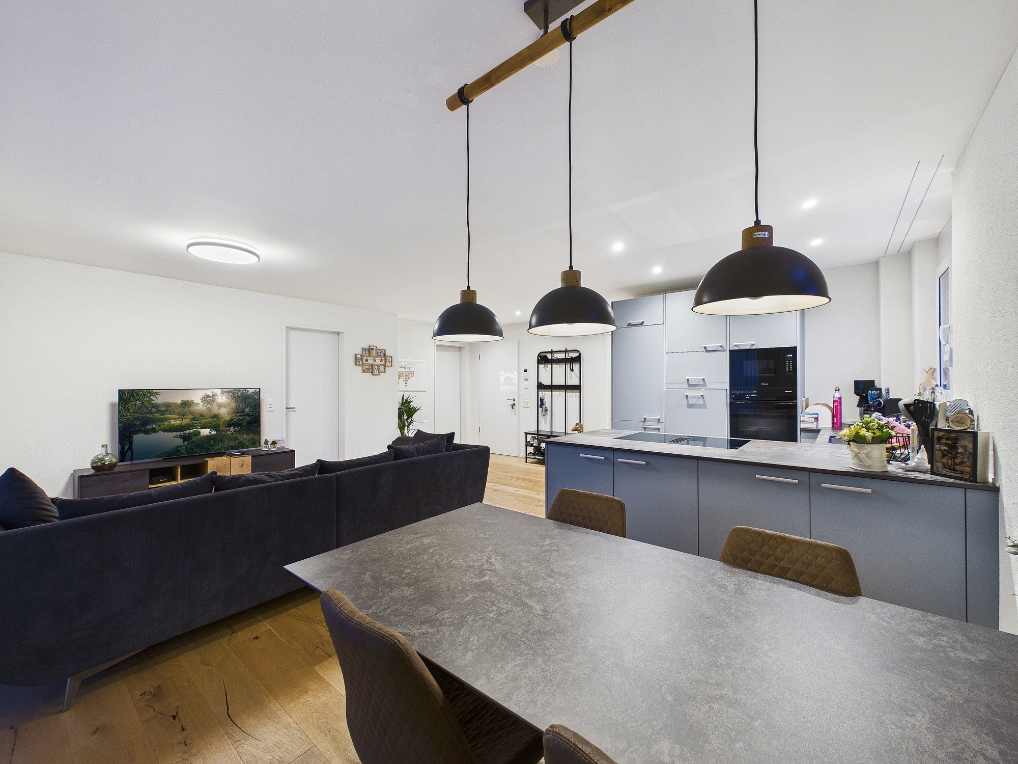 Wohnzimmer mit Essbereich und Küche Wohnzimmer mit Essbereich und Küche