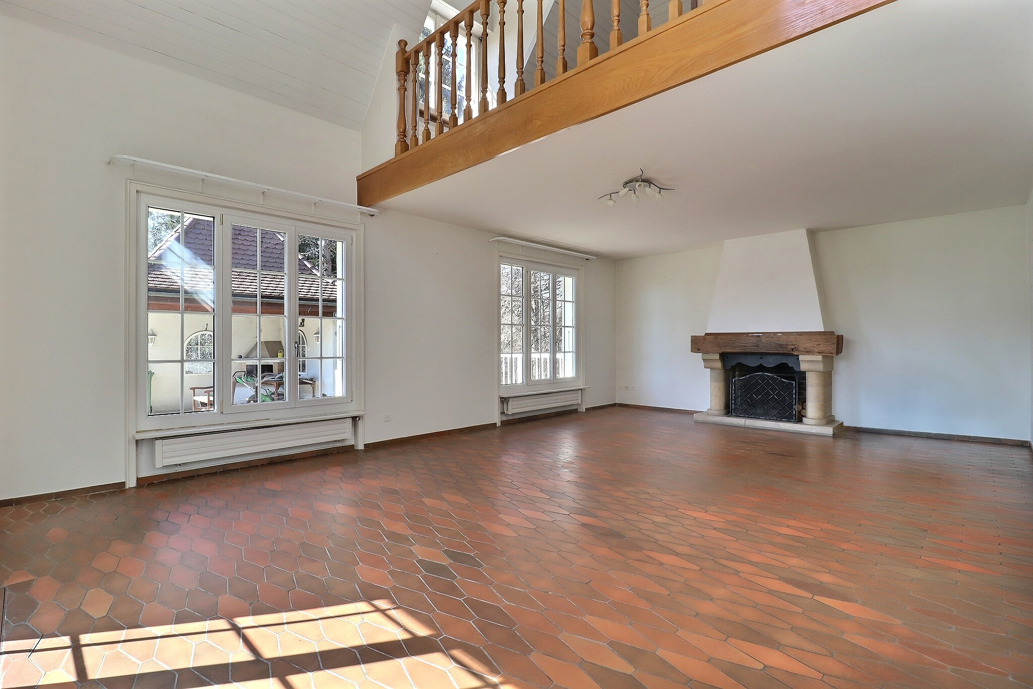 Séjour - salle à manger avec cheminée et galerie