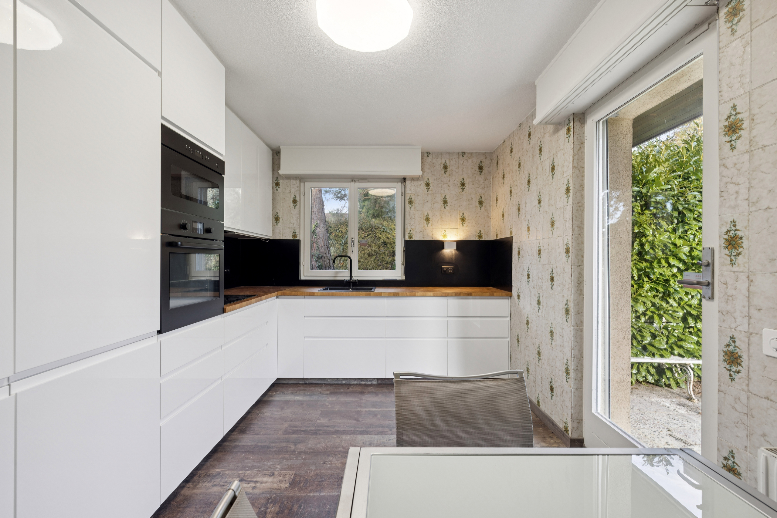 Cuisine moderne / Pièce partiellement rénovée Cuisine moderne / Pièce partiellement rénovée