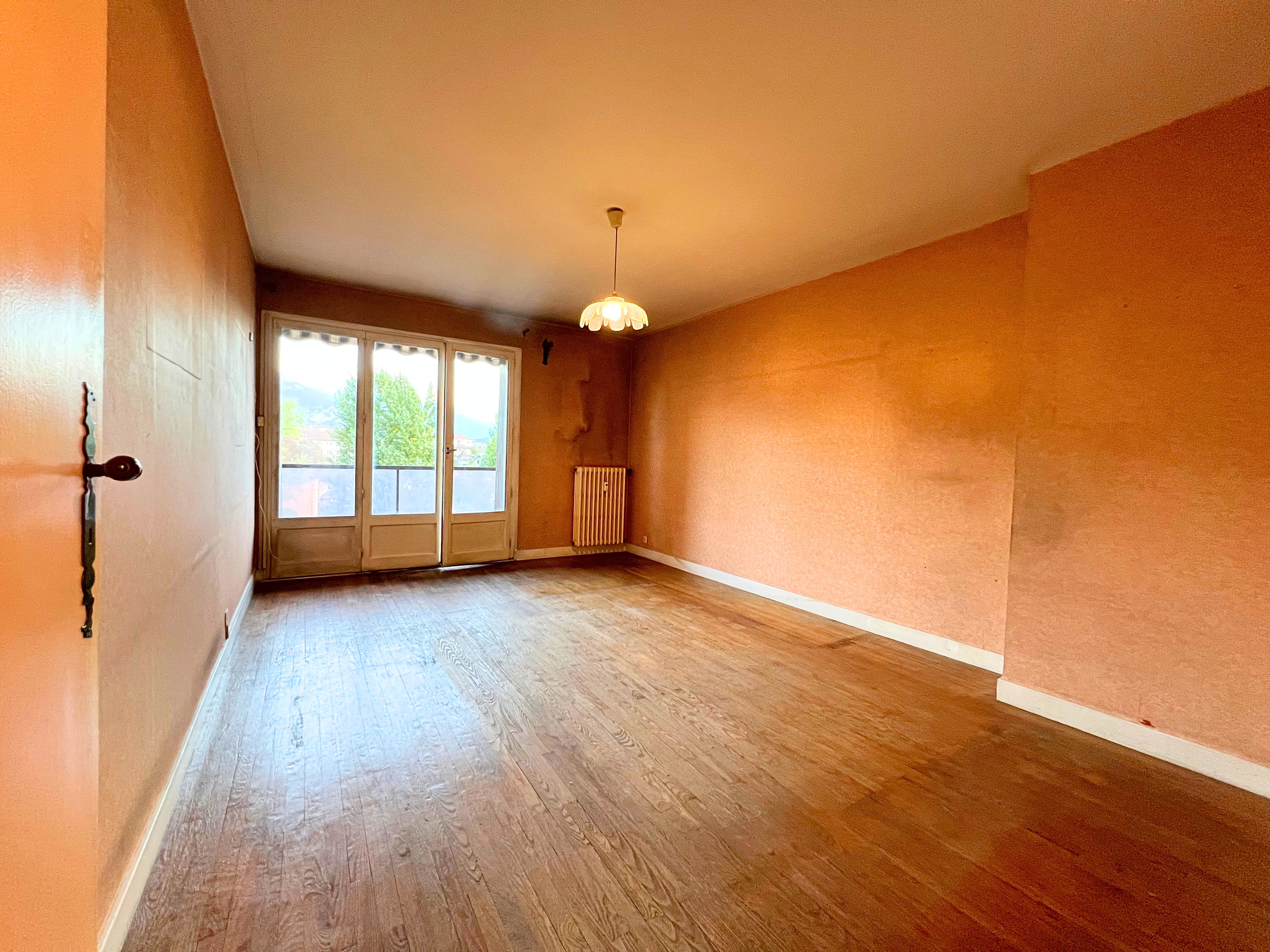 Living room with a balcony 