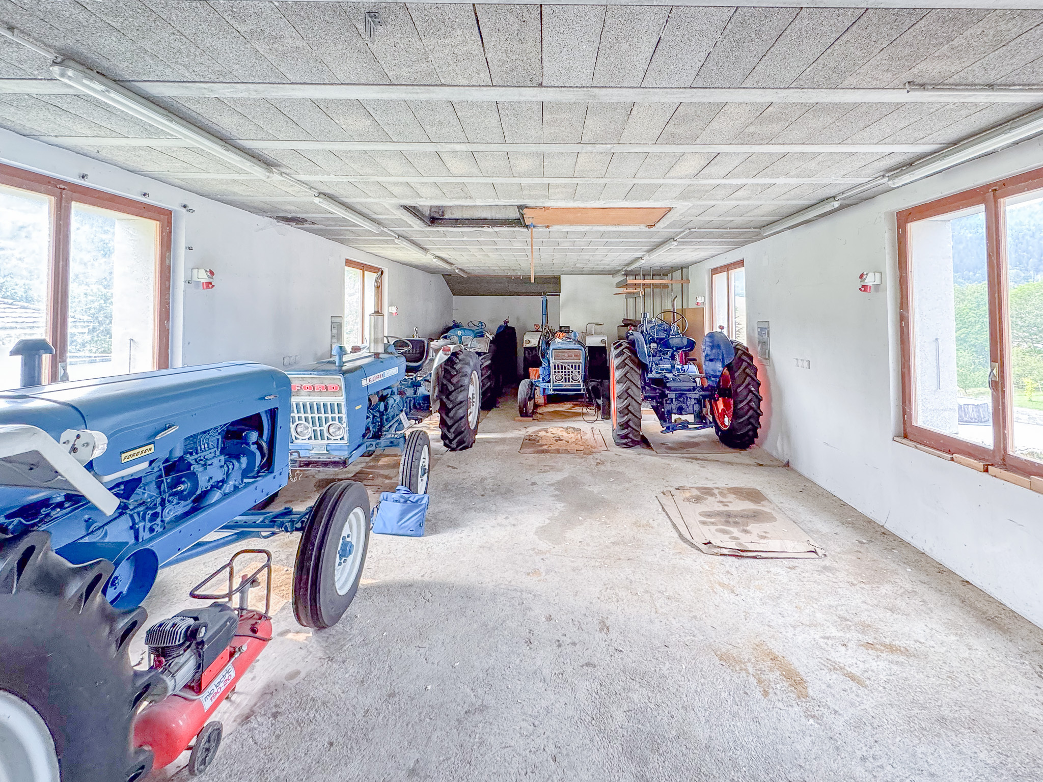 Remise - rez supérieur : grand local lumineux