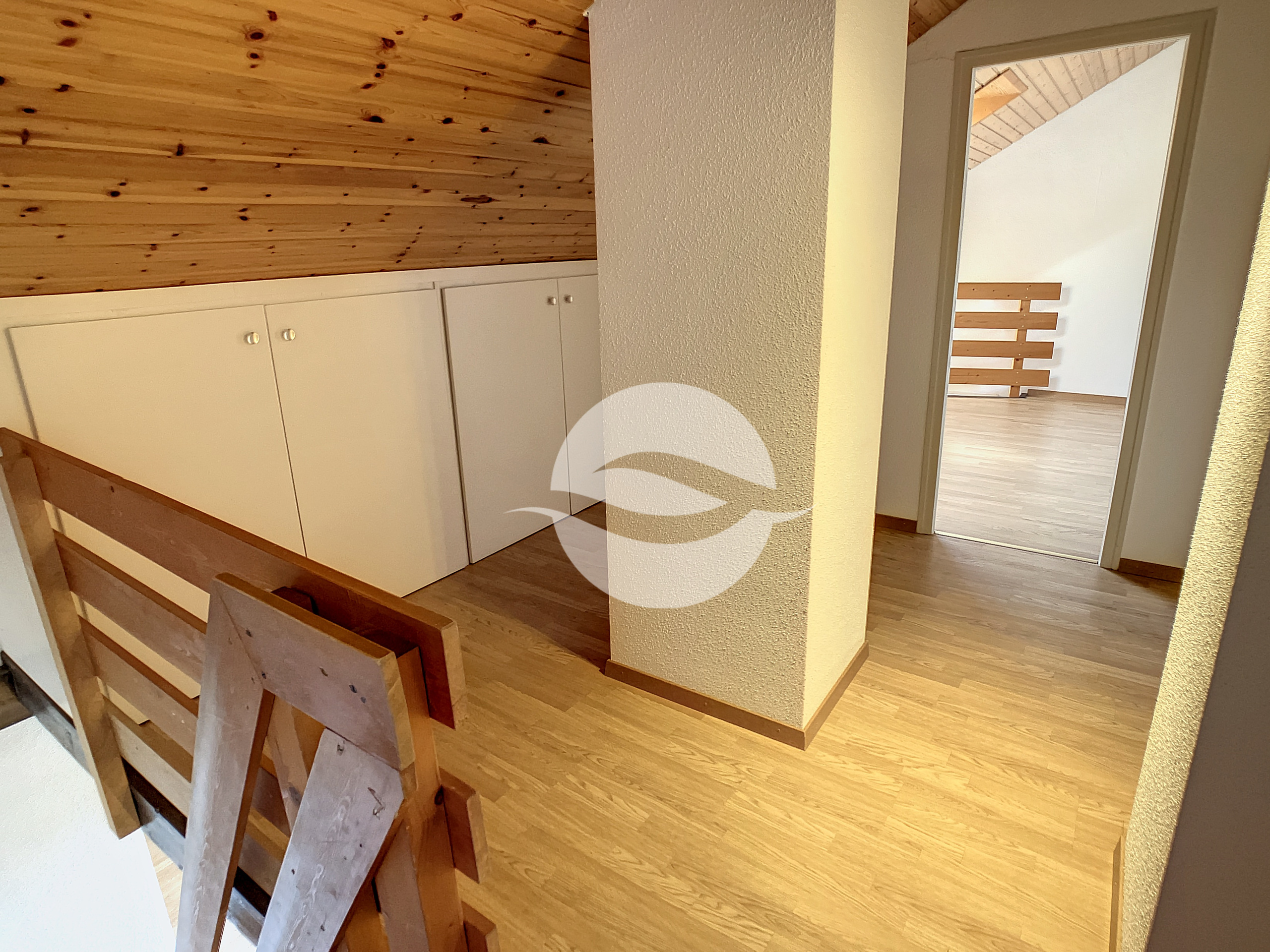 Combles : dégagement avec armoires Combles : dégagement avec armoires