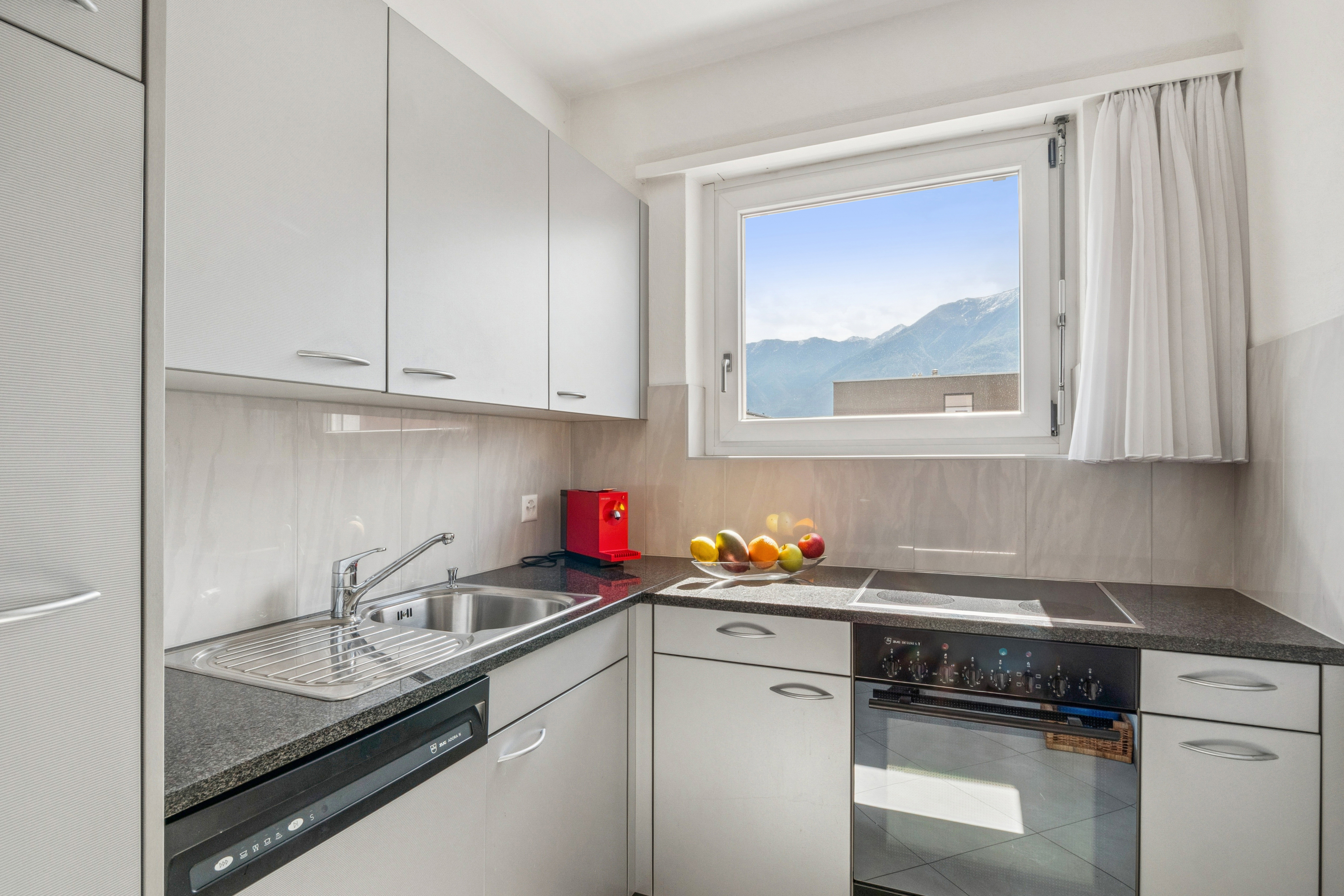 La cucina è ben attrezzata e offre una vista panoramica sul paesaggio montano