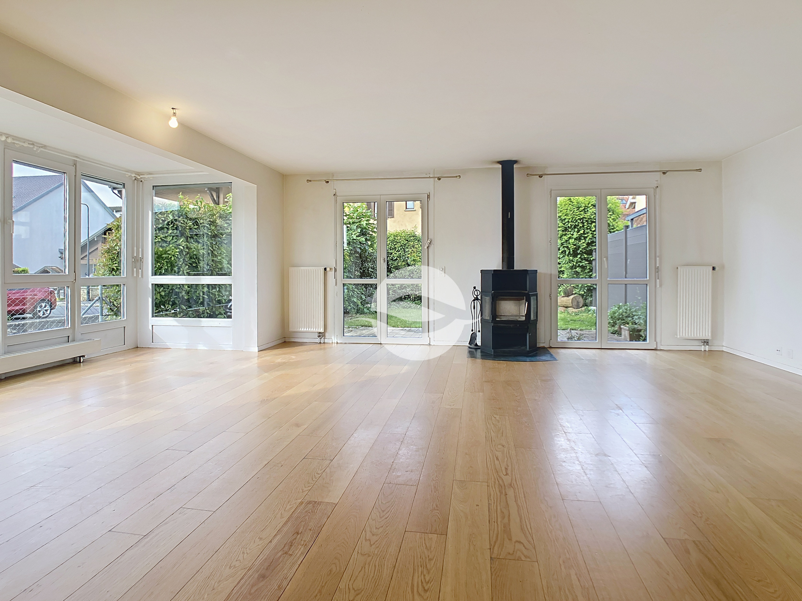 Pièce de vie avec poële et accès au jardin