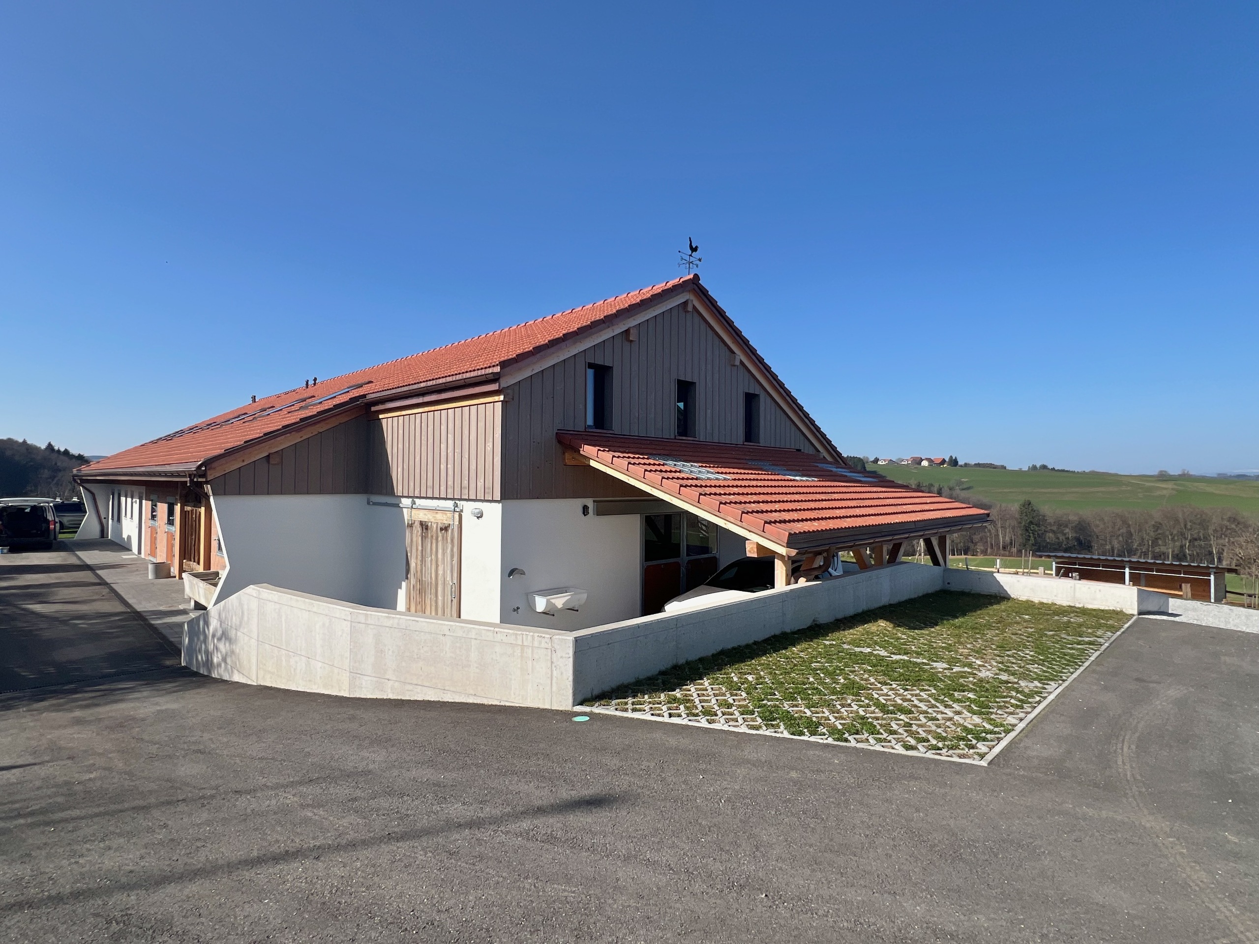 Avant toit pour fourrage