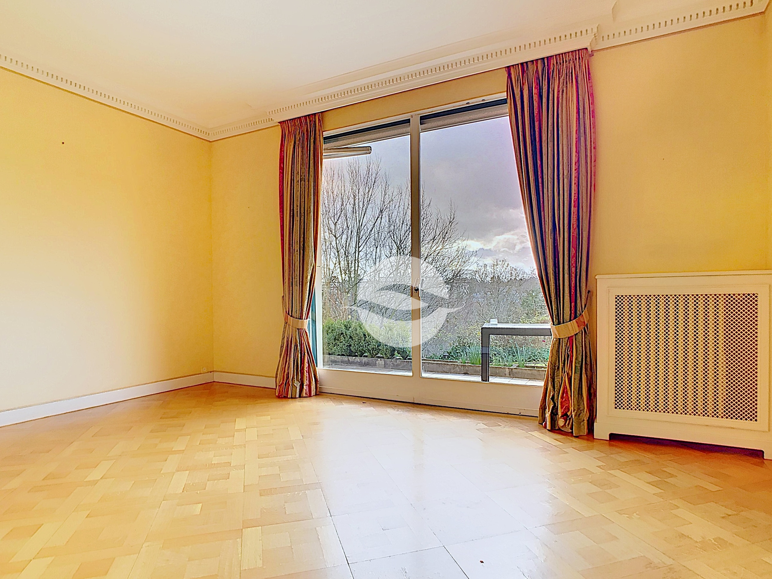 Salon TV avec accès jardin