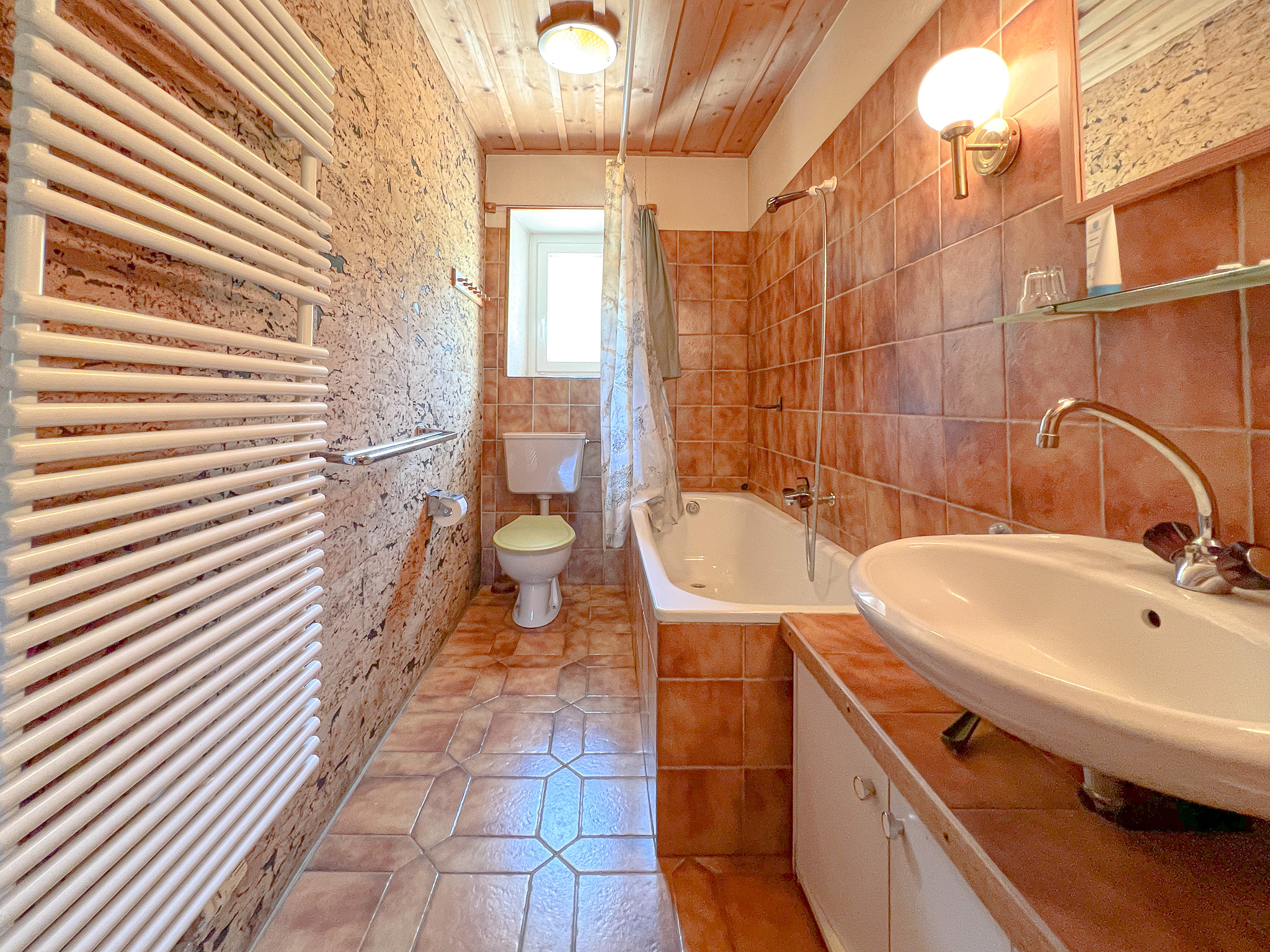 Salle d'eau au rez supérieur Salle d'eau au rez supérieur