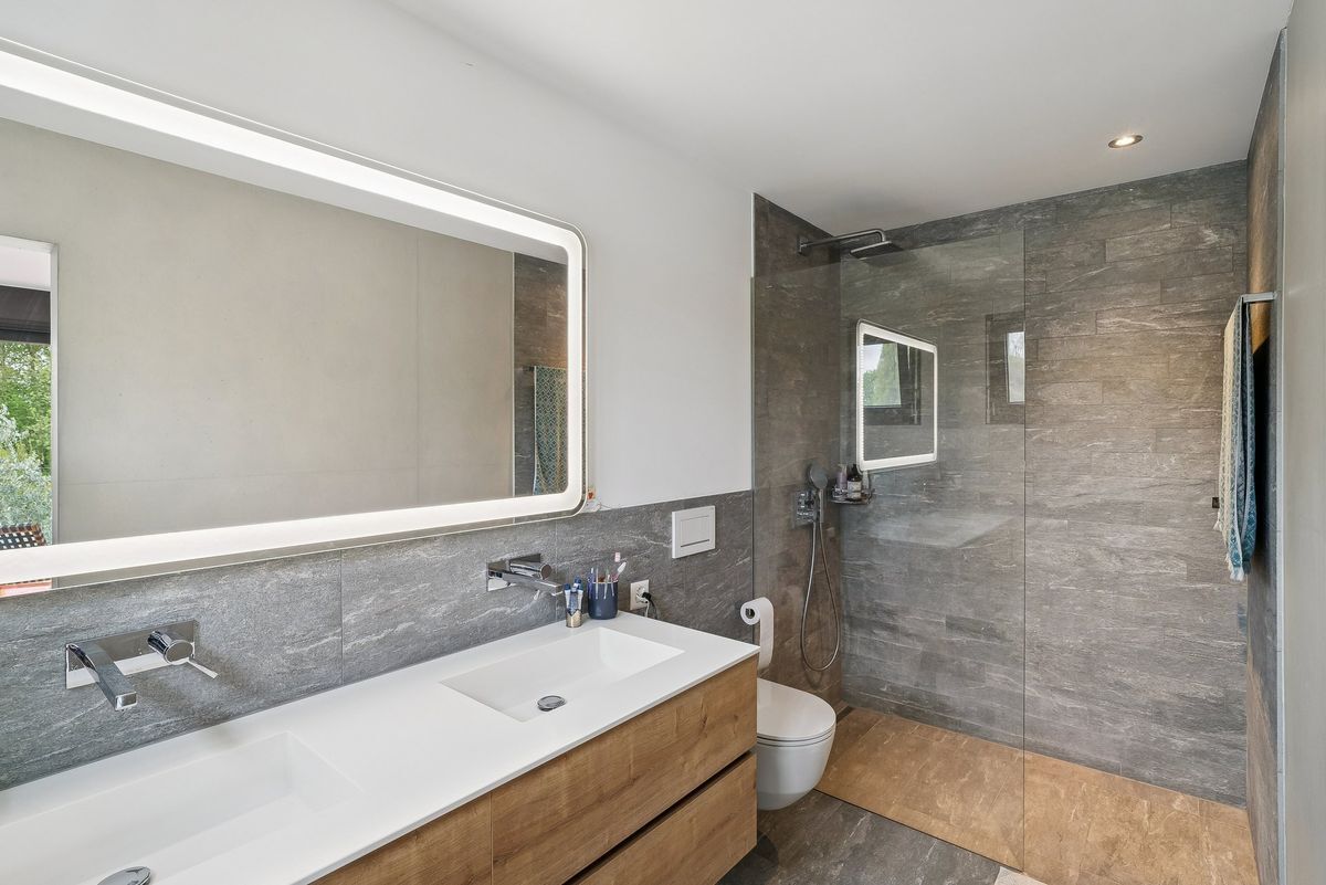 Moderne avec douche à l'italienne et double vasque en bois.